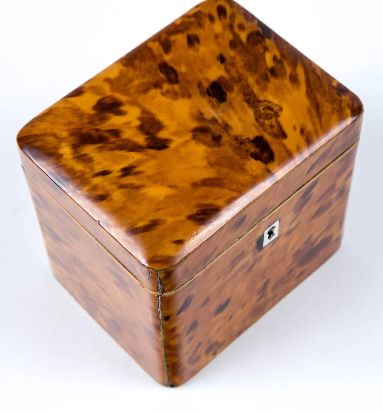 Antique blonde English cattle bone 1790 tortoiseshell tea caddy box, Skeleton lock no key, with special compartment lid for you to store the tea or whatever. Red velvet lining is faded and has some wear, consistent to the age of the piece.
The