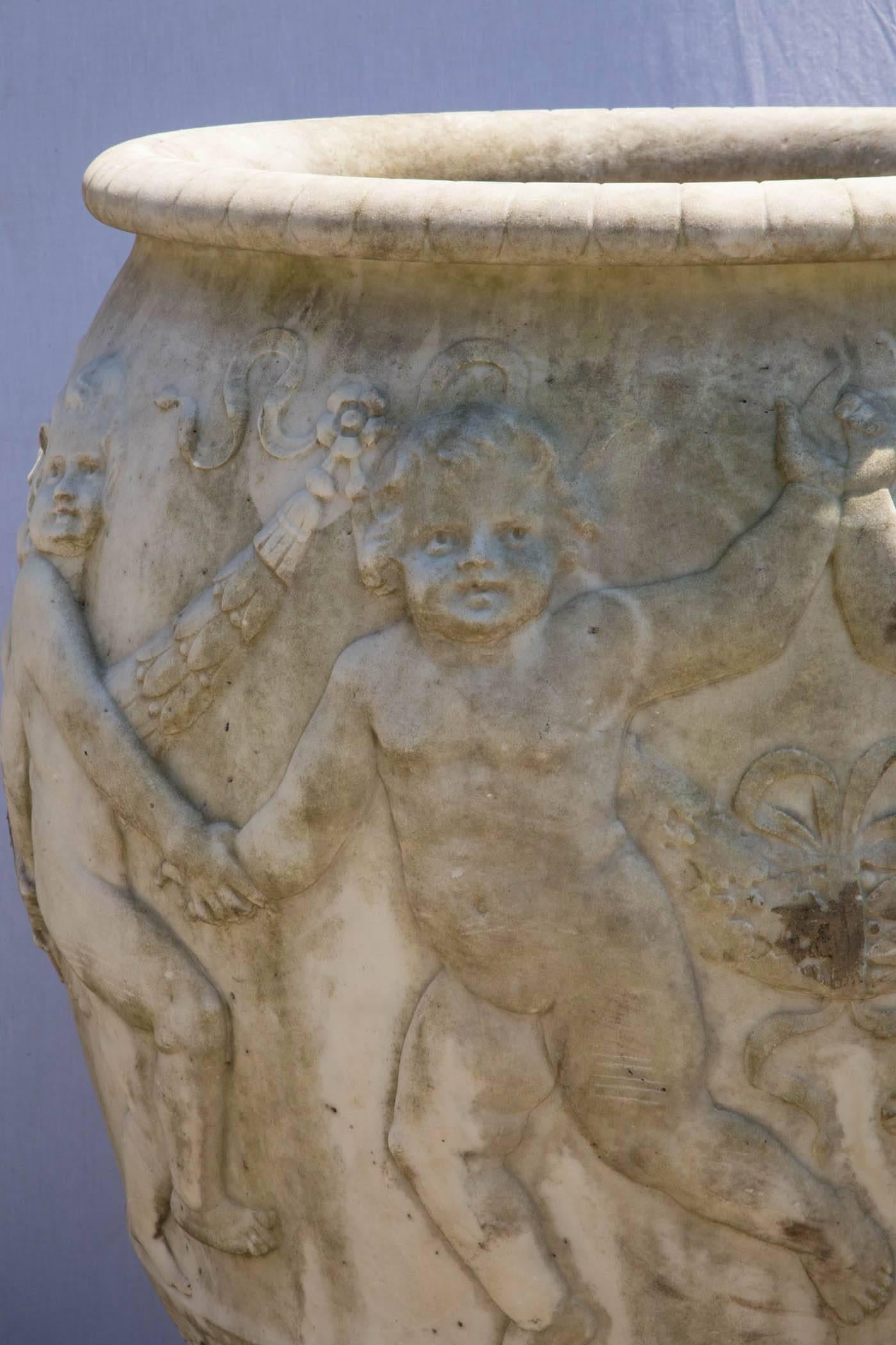 Paire de grandes urnes italiennes anciennes en marbre avec chérubins dansant Bon état - En vente à Stamford, CT