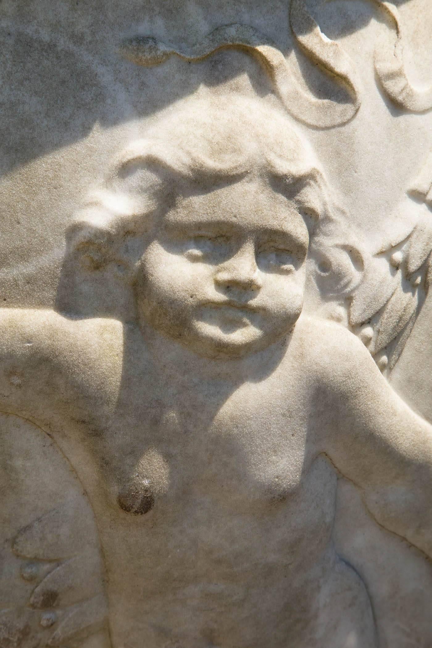 Coppia di grandi urne antiche in marmo con cherubini danzanti In condizioni buone in vendita a Stamford, CT