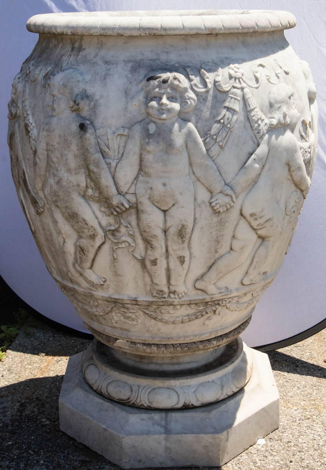 Paire de grandes urnes italiennes anciennes en marbre avec chérubins dansant en vente 2