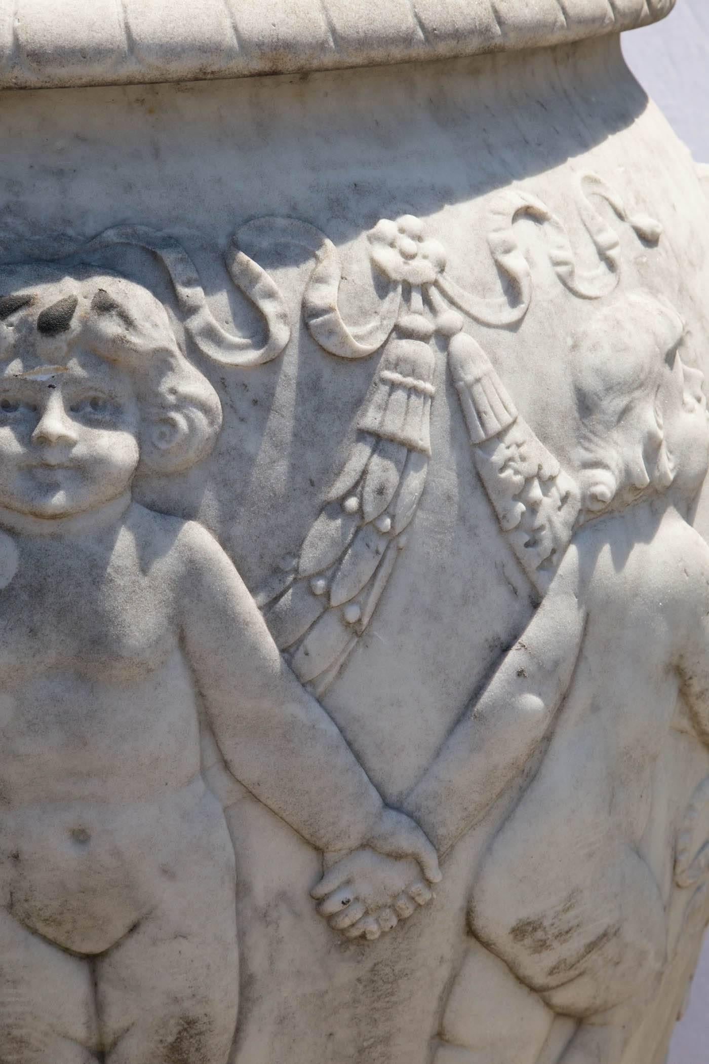 Coppia di grandi urne antiche in marmo con cherubini danzanti in vendita 3