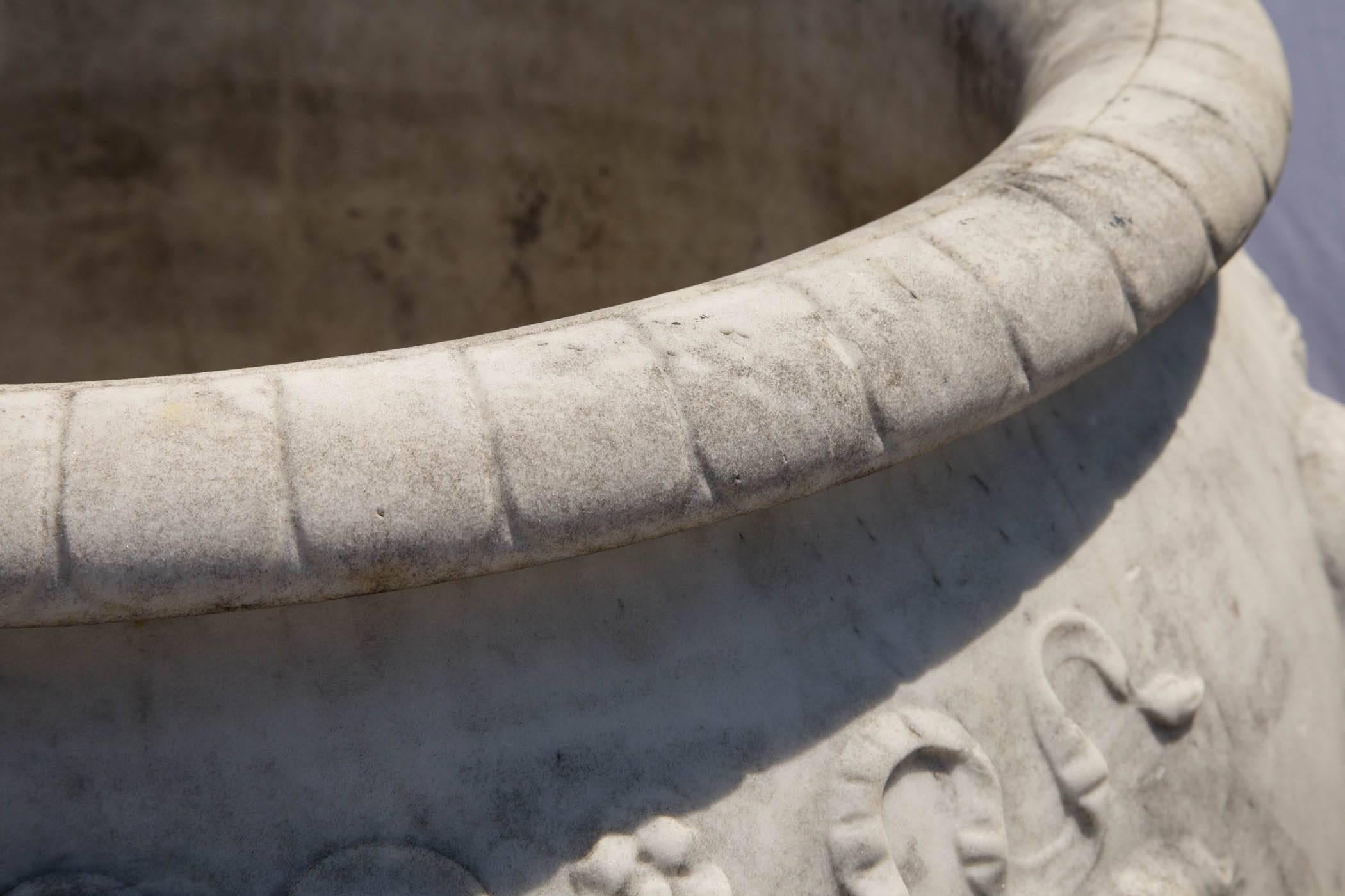 Paire de grandes urnes italiennes anciennes en marbre avec chérubins dansant en vente 5