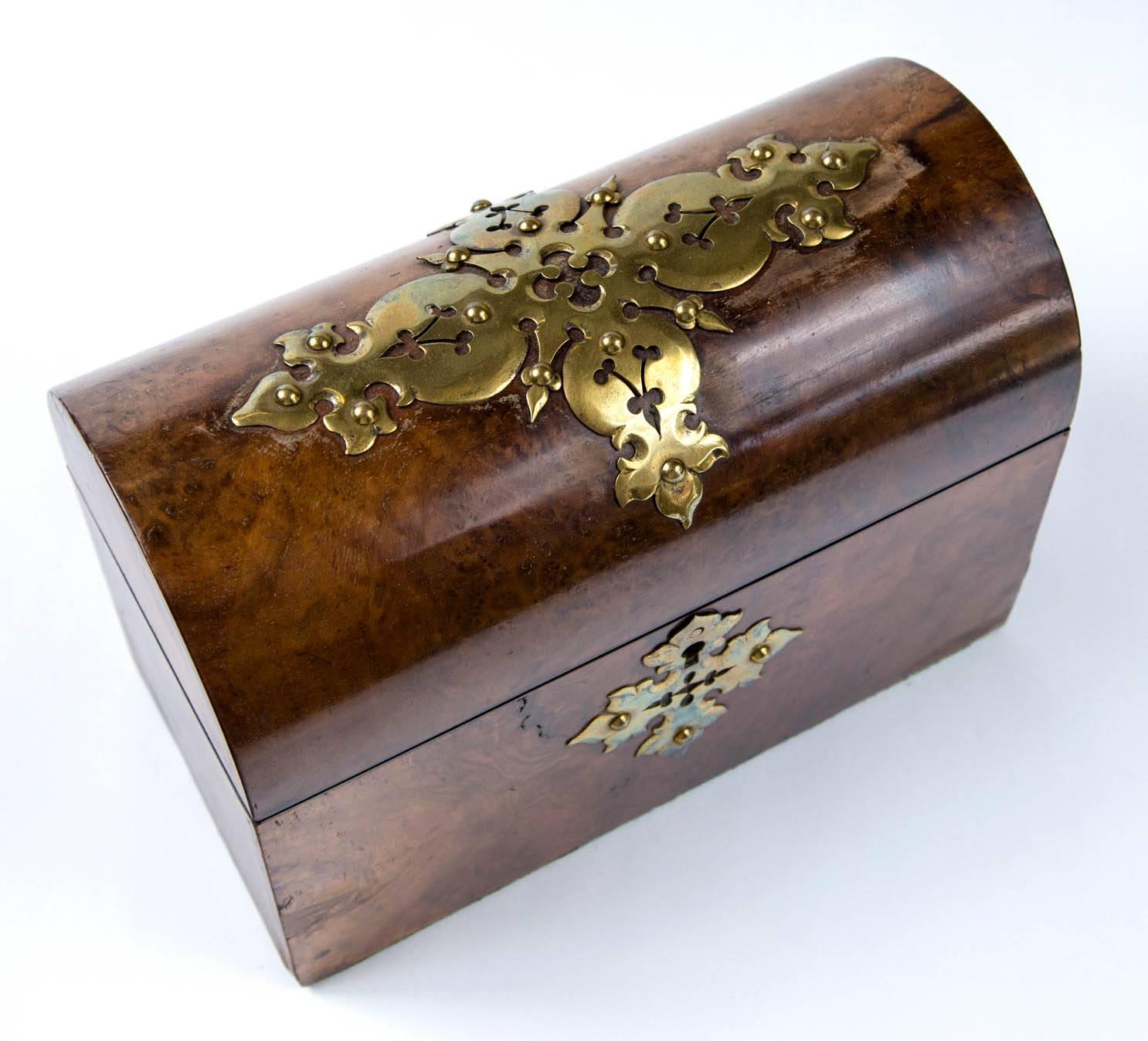 Antique English 1850 burl walnut dome keepsake, letter/treasure/memory box, with brass front medallion.
Signed by Simpson & Co.
Eight compartments, green felt bottom, with a blue silk lining.
The condition of this piece consists with the age from