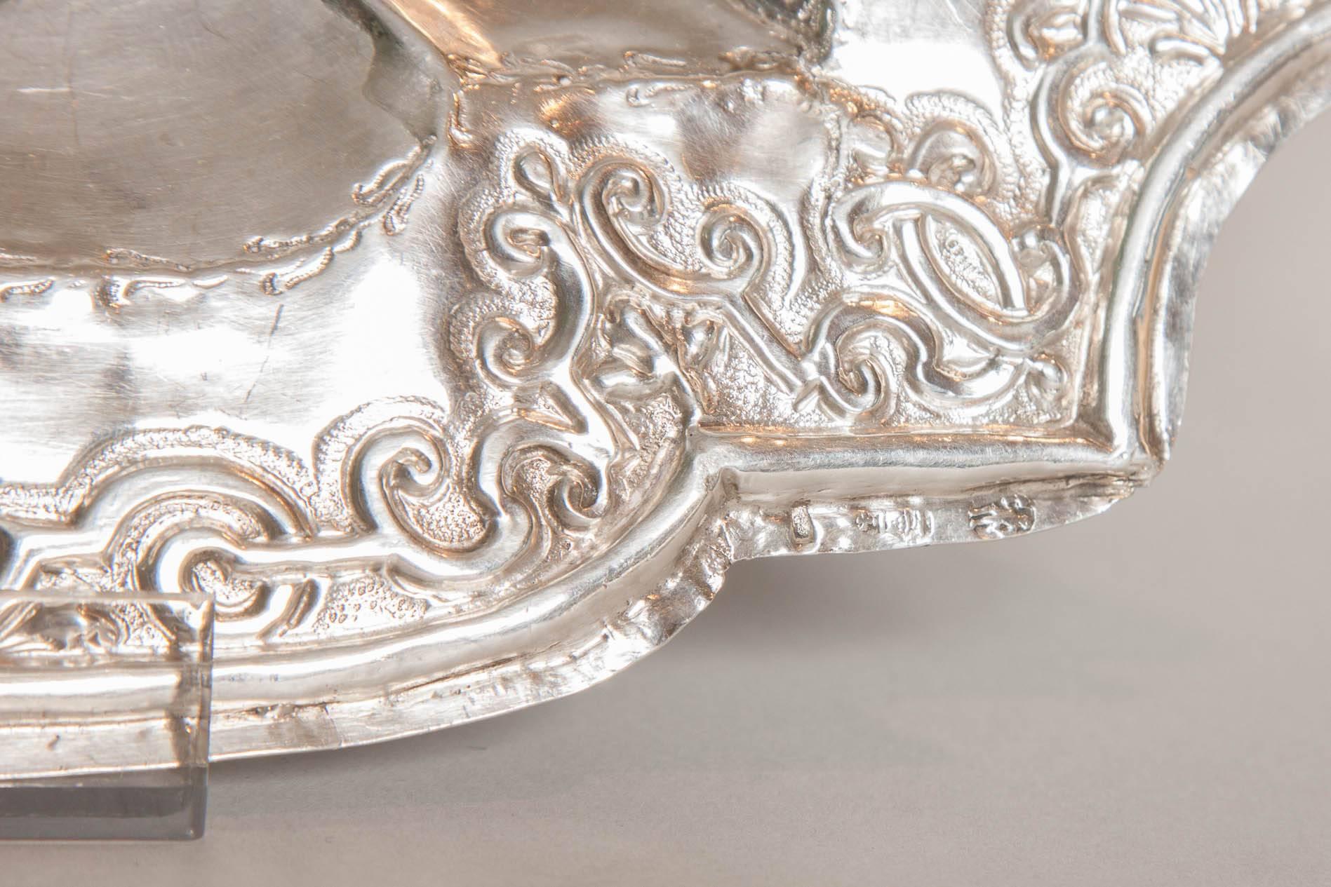 Mid-17th Century Dutch Silver Repousse' Shaped Glove Tray In Fair Condition In London, GB