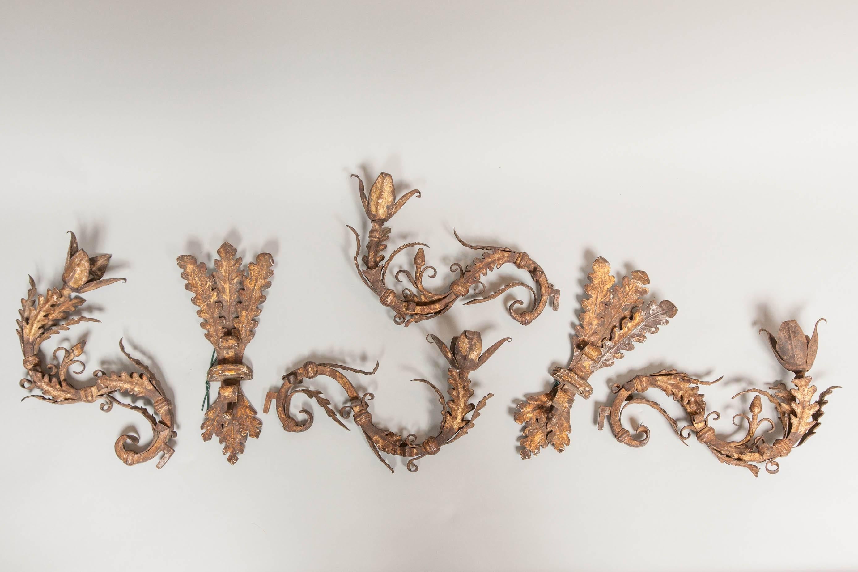 Pair of Italian Gilded Wrought Iron Wall Lights, Appliques, circa 1650 For Sale 3