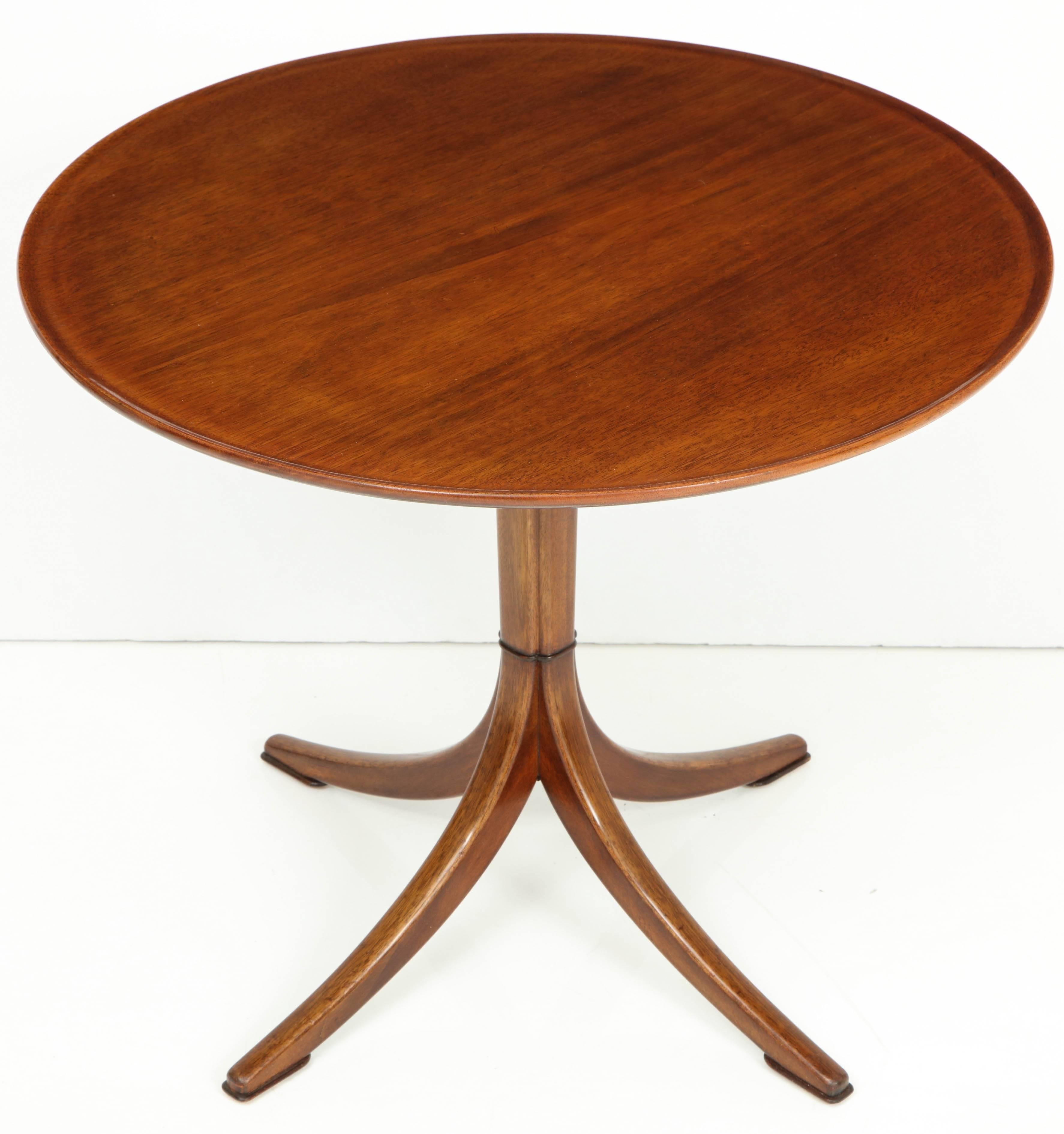 Scandinavia Modern Frits Henningsen mahogany side table, circa 1940s, with a circular edged top raised on a clustered stem with four downswept legs.