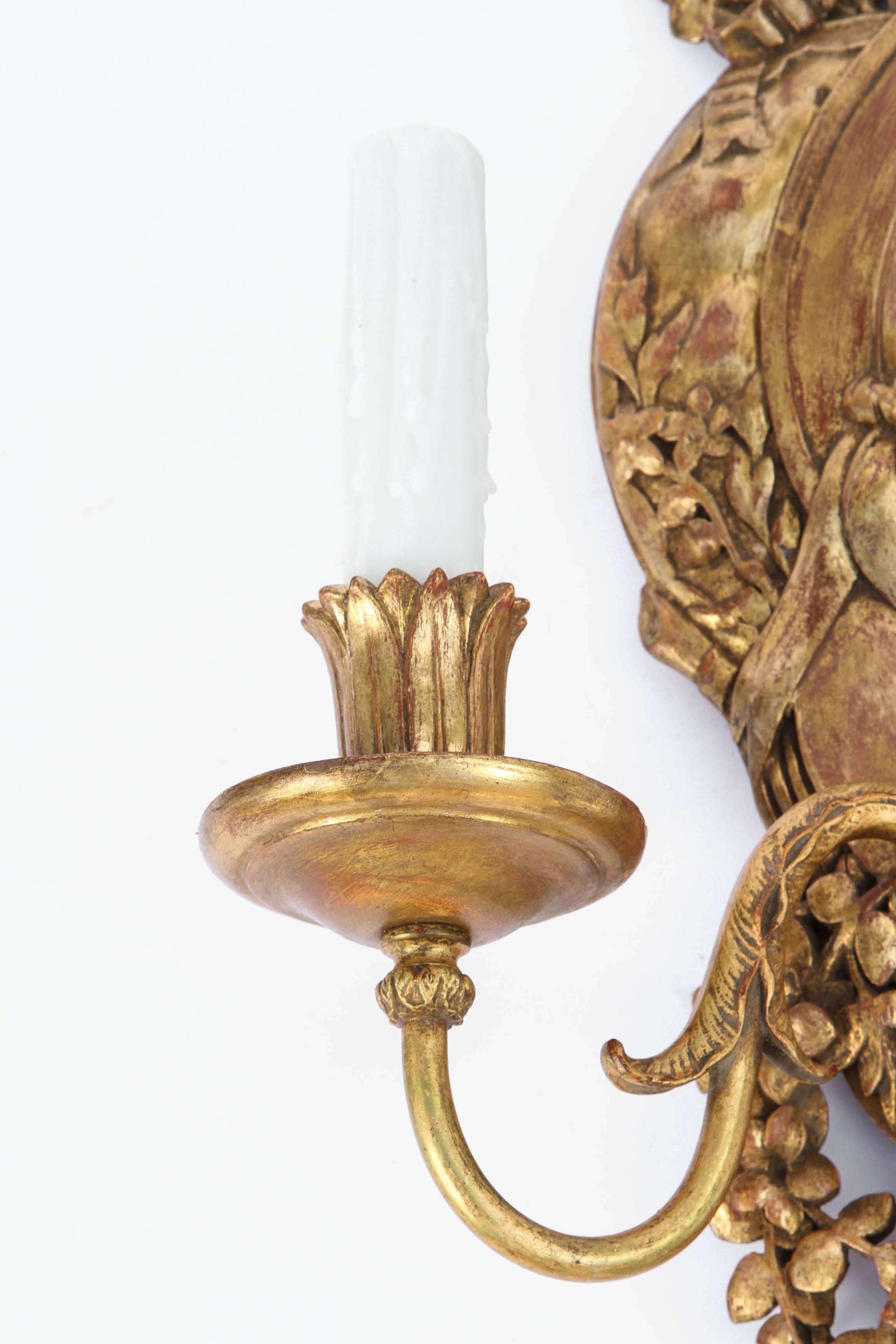 Late 19th Century Pair of Italian Carved Giltwood and Bronze Sconces For Sale 2