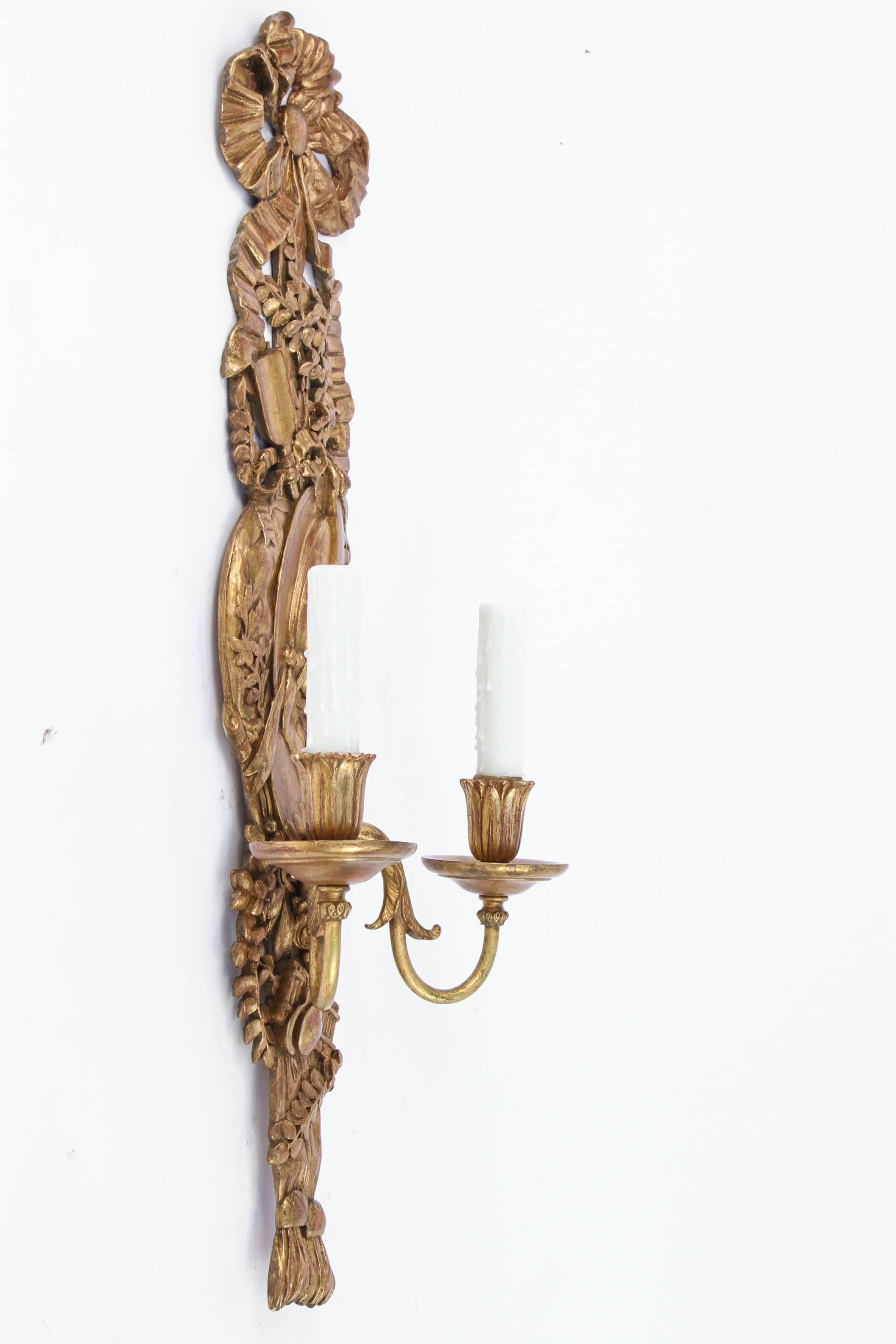 Late 19th Century Pair of Italian Carved Giltwood and Bronze Sconces For Sale 3
