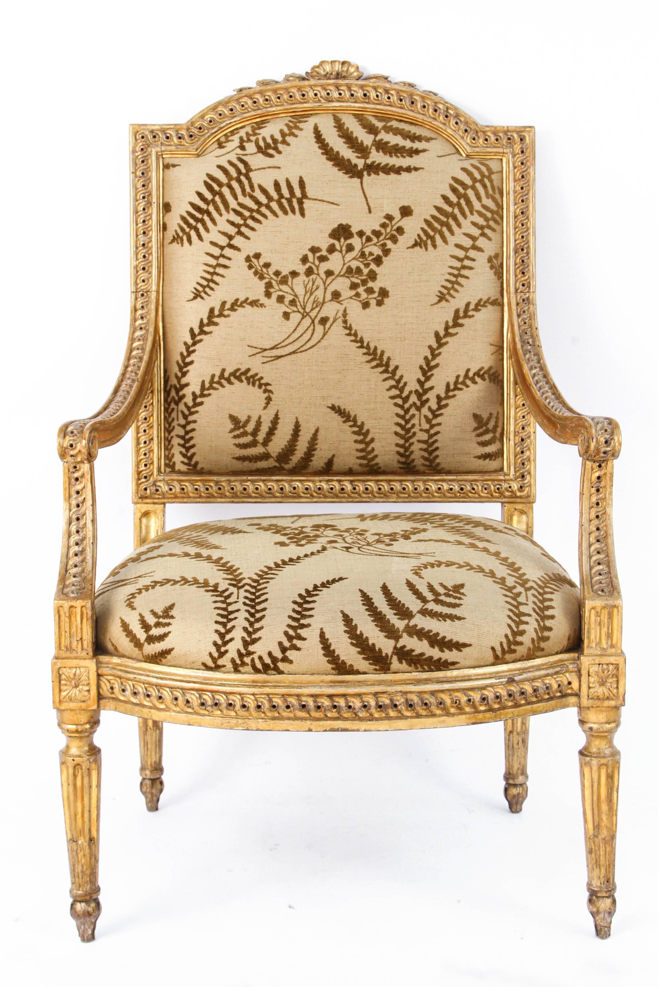Paire de très beaux fauteuils italiens en bois doré sculpté du XVIIIe siècle avec motif de coquille. Les chaises sont recouvertes d'un tissu en lin tissé à thème botanique. Le prix indiqué est pour une paire mais il y a une autre paire disponible à