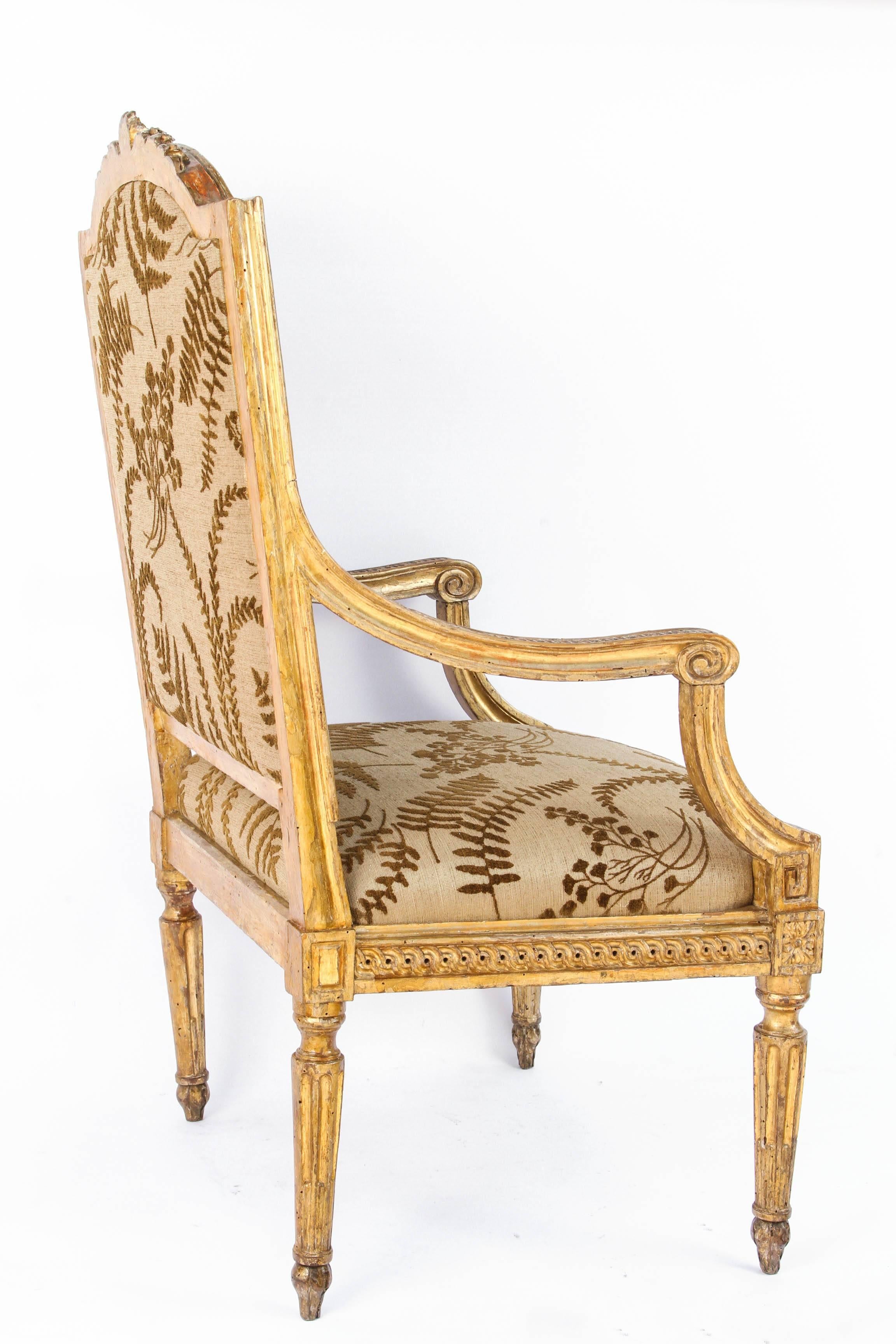 Paar italienische geschnitzte Sessel aus vergoldetem Holz aus dem 18. Jahrhundert (Handgeschnitzt) im Angebot