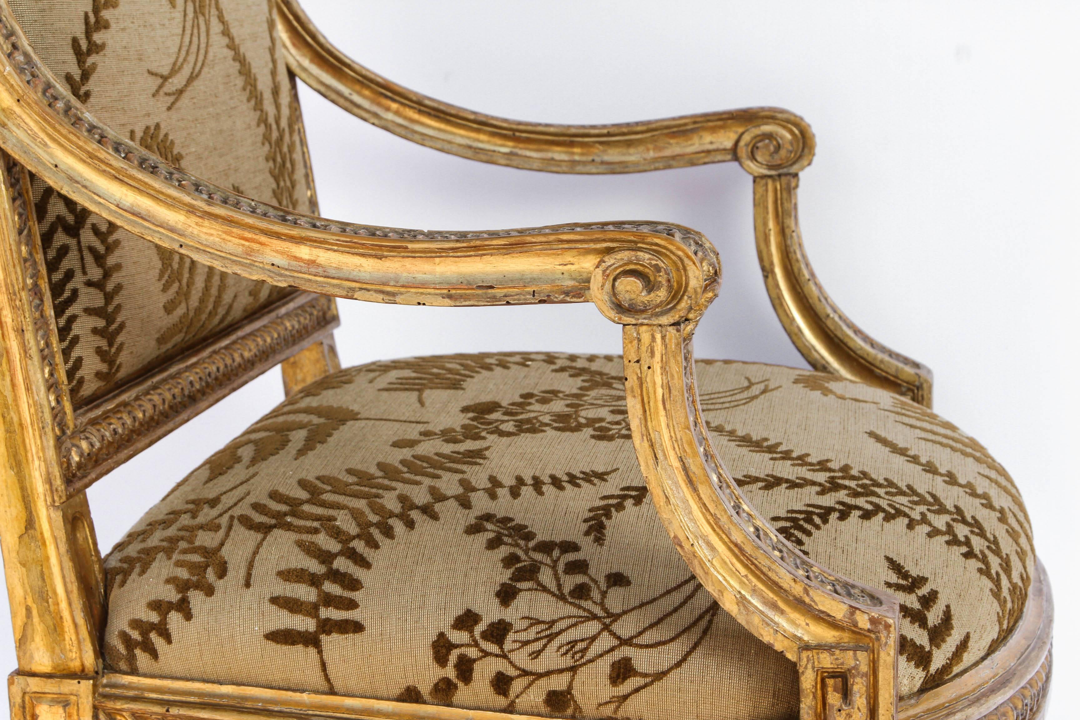 Linen Pair of 18th Century Italian Carved Giltwood Armchairs For Sale
