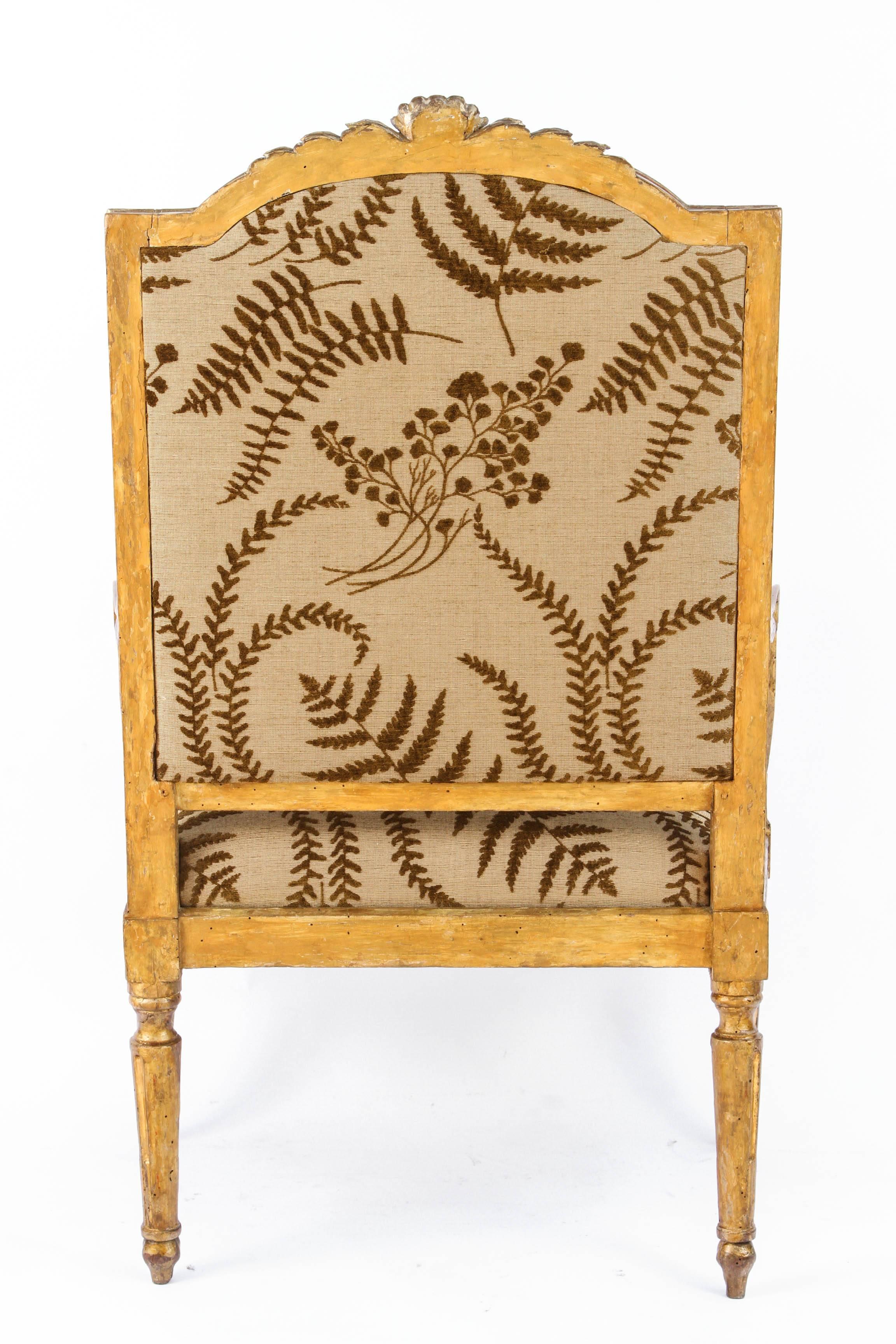 Paar italienische geschnitzte Sessel aus vergoldetem Holz aus dem 18. Jahrhundert (Leinen) im Angebot