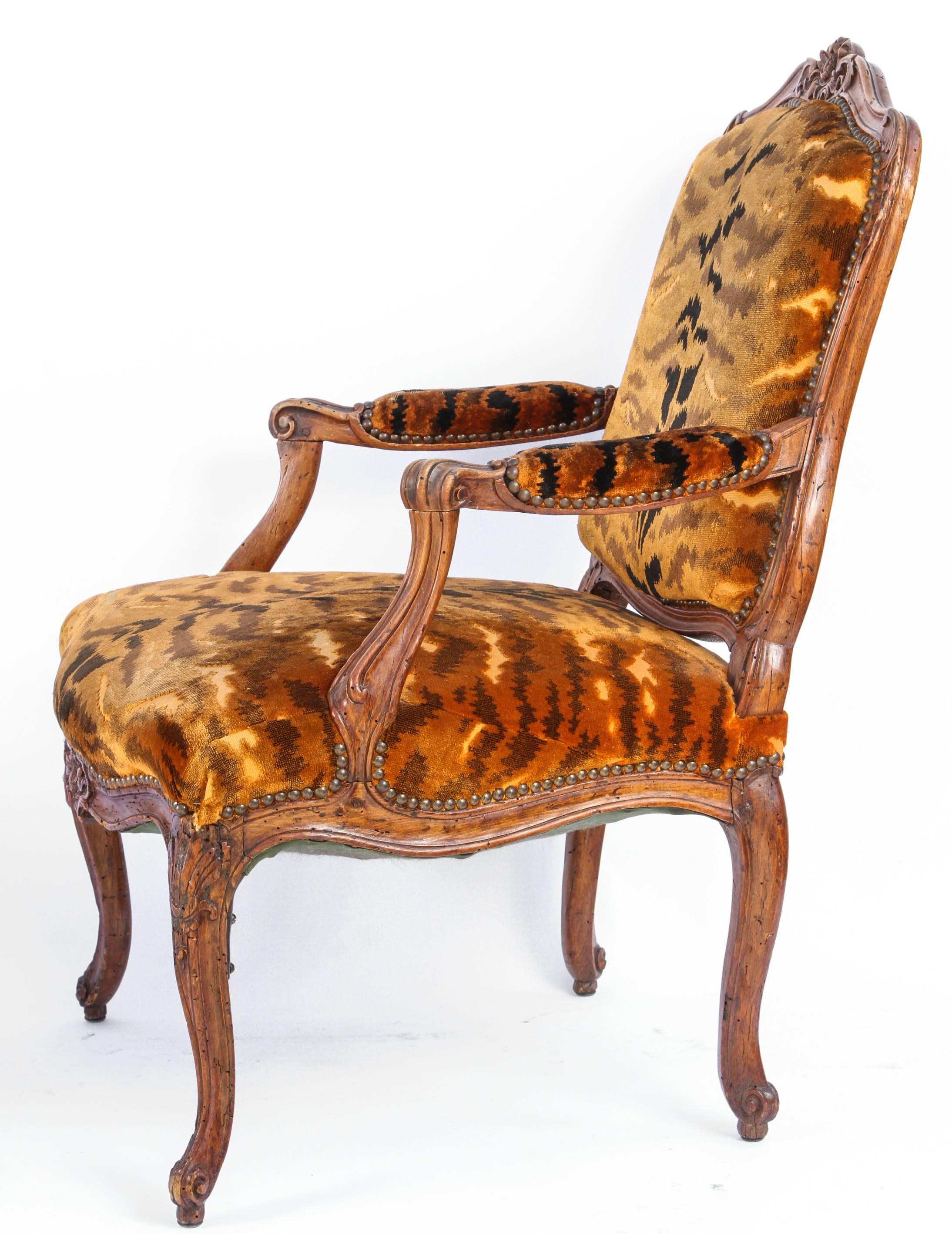Similar Pair of 18th Century French Regence Walnut Armchairs In Excellent Condition In Los Angeles, CA