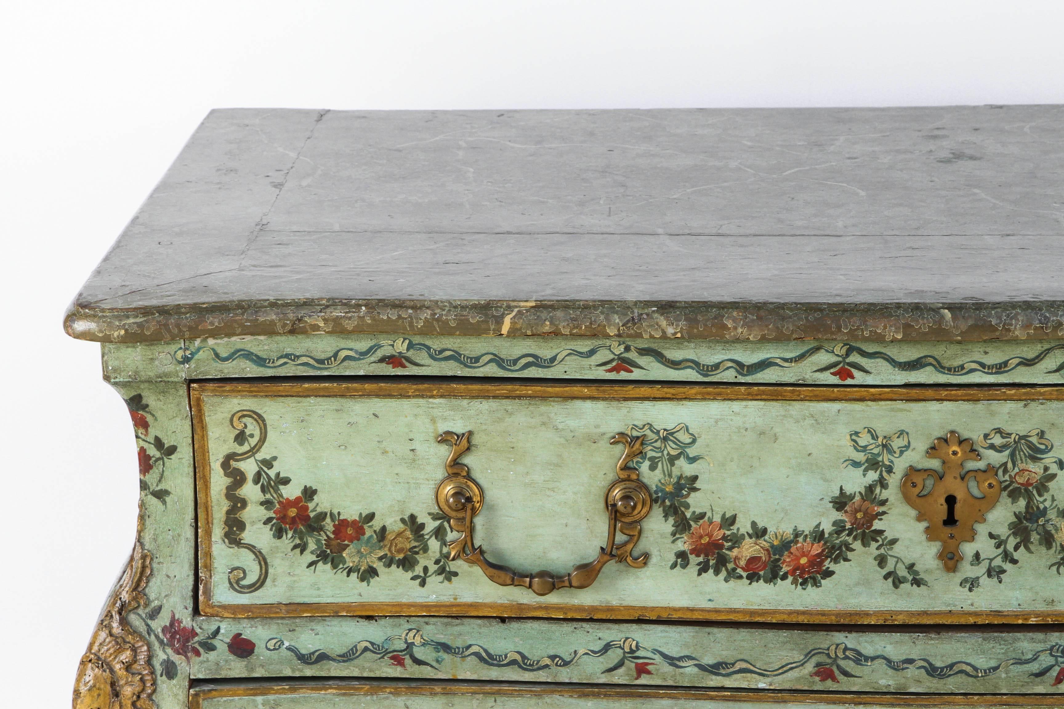 Venezianische Kommode aus dem 18. Jahrhundert mit drei Schubladen und einer Platte aus Kunstmarmor. Blumengirlande und Schleifenmotiv.