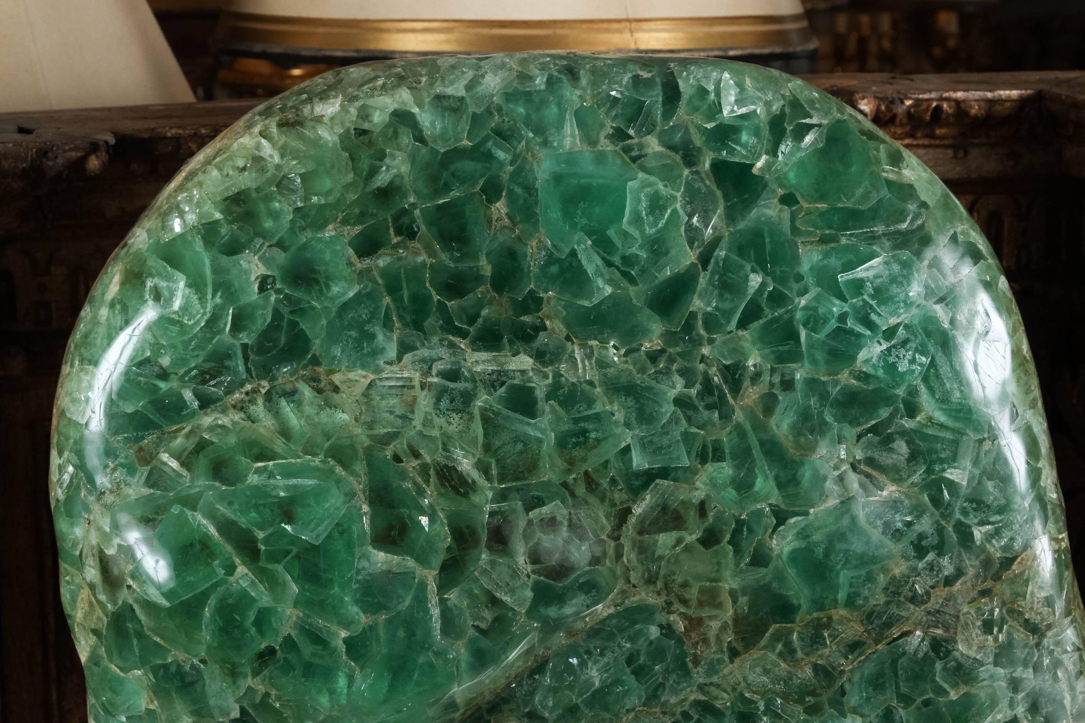 Impressionante scultura in fluorite verde di grandi dimensioni montata su una base in foglia d'argento.