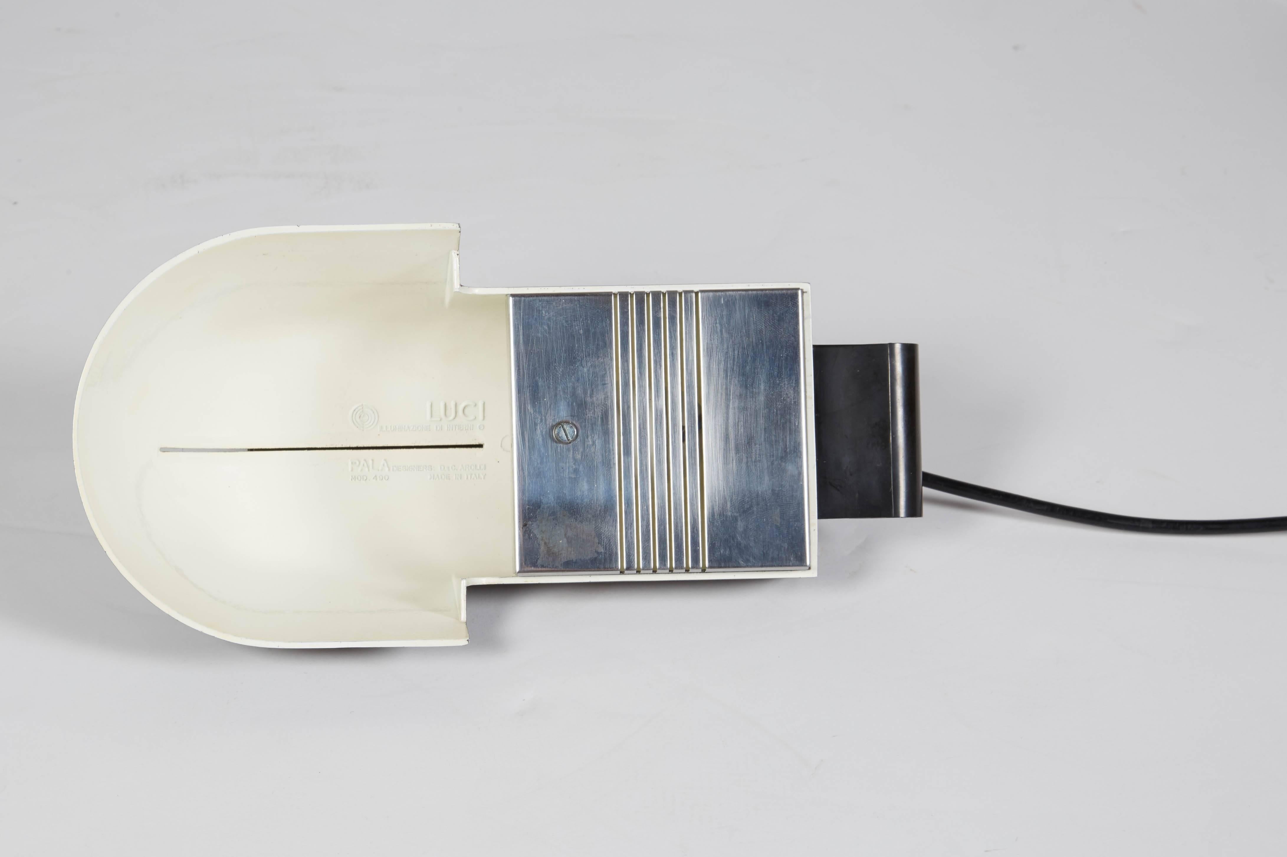 Cette lampe de bureau réglable a été conçue par D. C. Arnoldi pour la société italienne d'éclairage Luci illuminaznione d'interni, vers 1970. La société a été fondée en 1966 et s'est rapidement fait connaître pour ses conceptions originales et