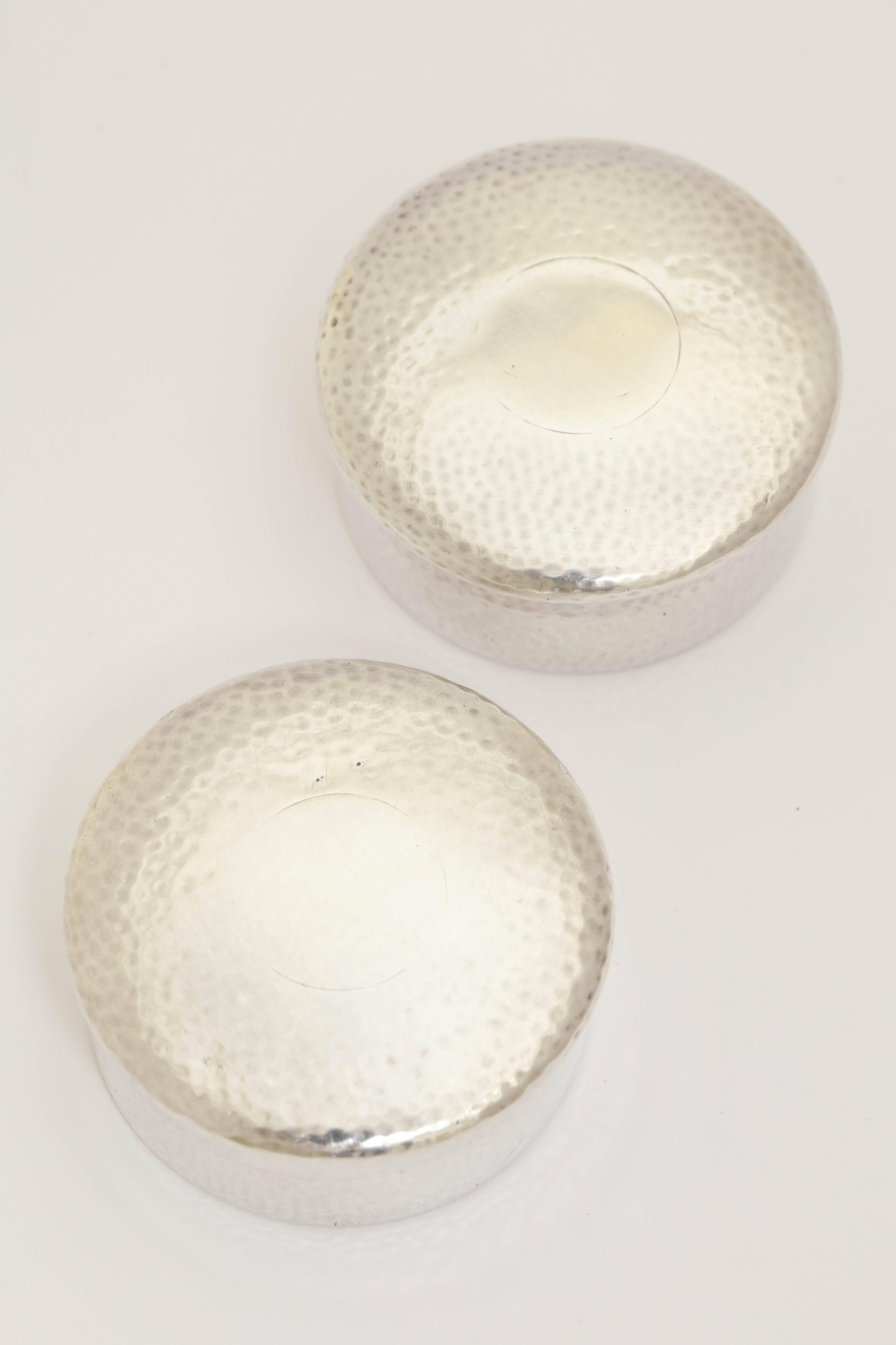 Gustave Keller Freres Pair of French Art Deco Sterling Silver Circular Boxes In Excellent Condition In New York, NY