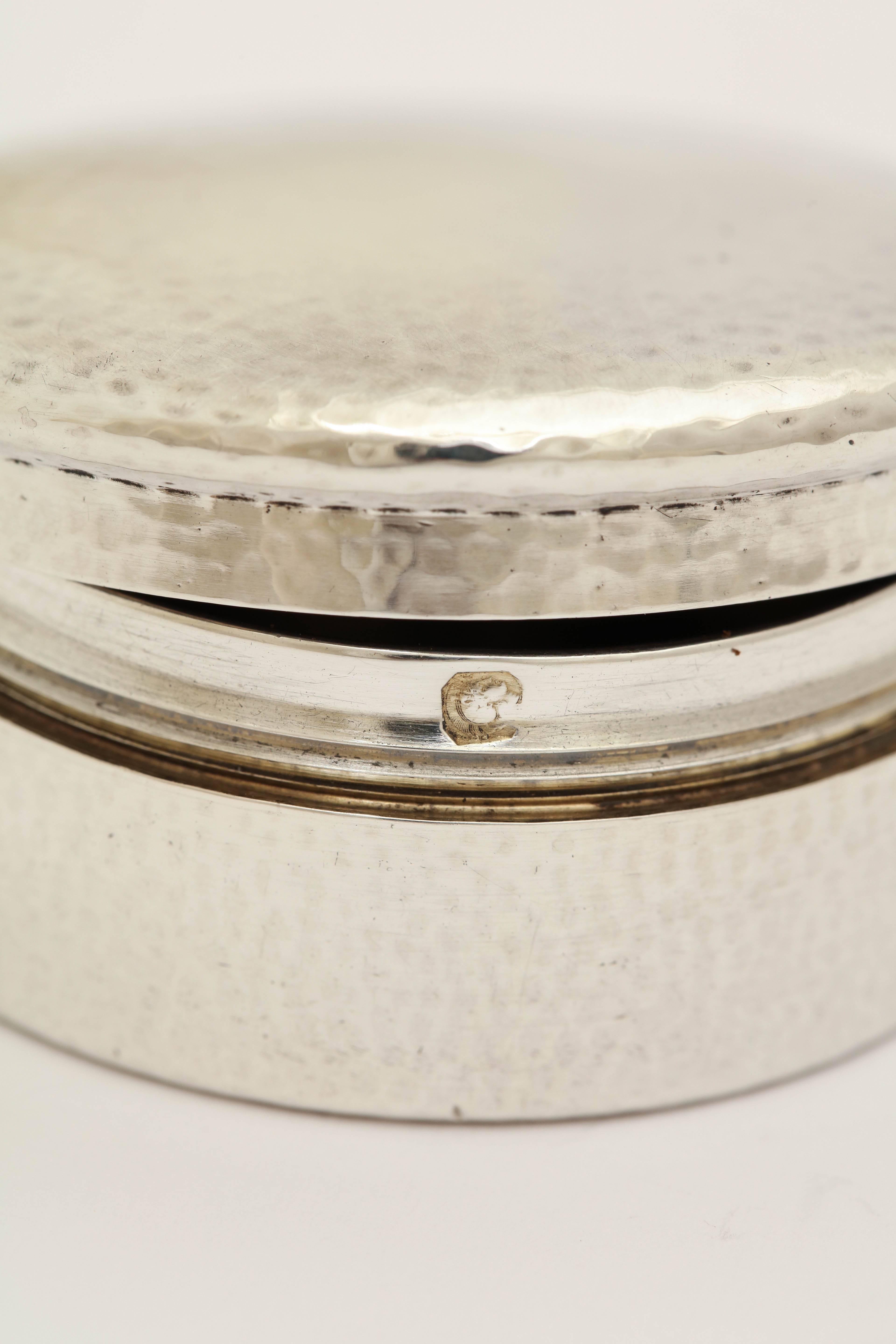 Gustave Keller Freres Pair of French Art Deco Sterling Silver Circular Boxes 2