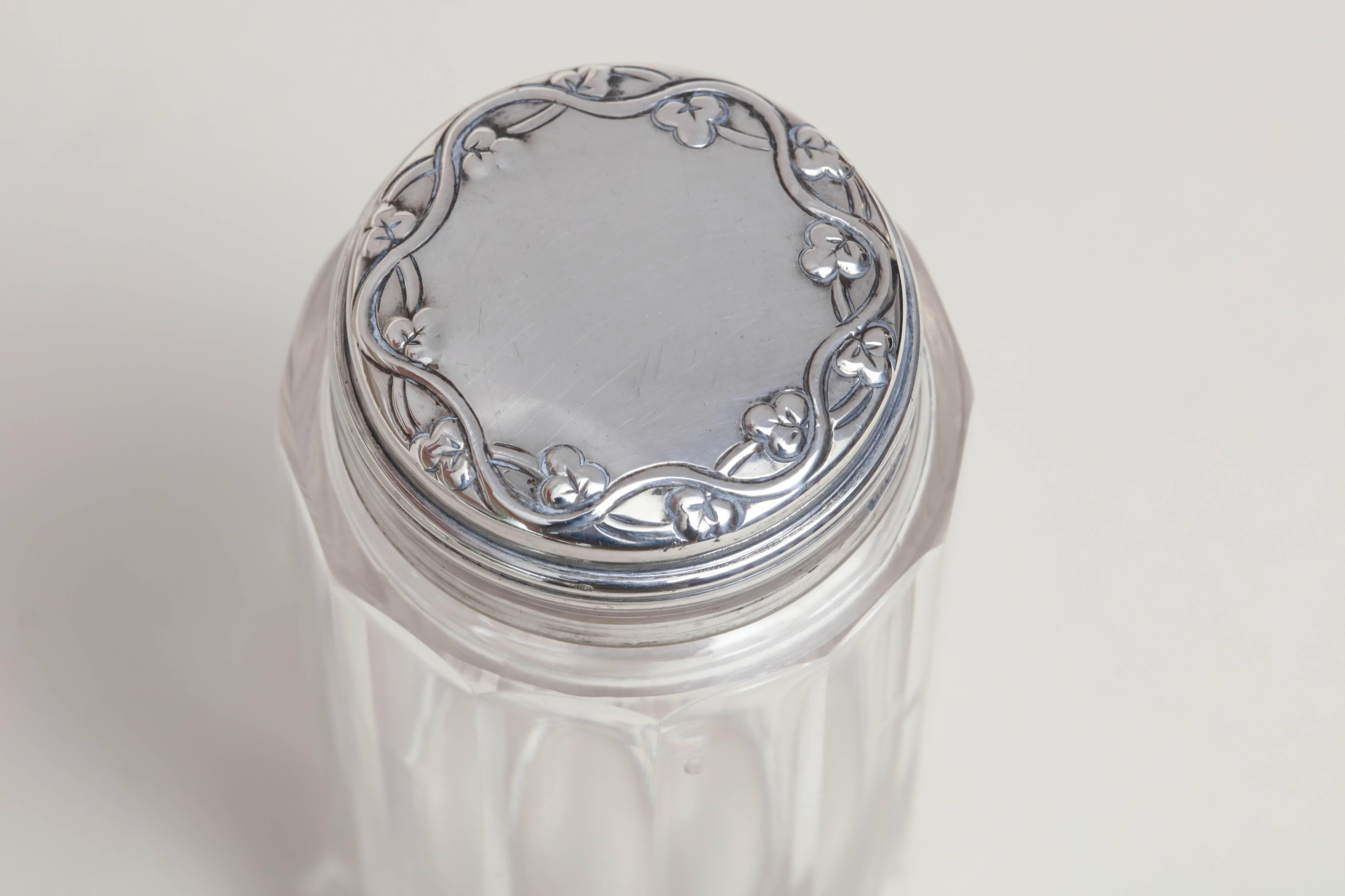 Two English Art Deco Crystal with Sterling Silver Tops Dressing Table Jars im Zustand „Hervorragend“ in New York, NY
