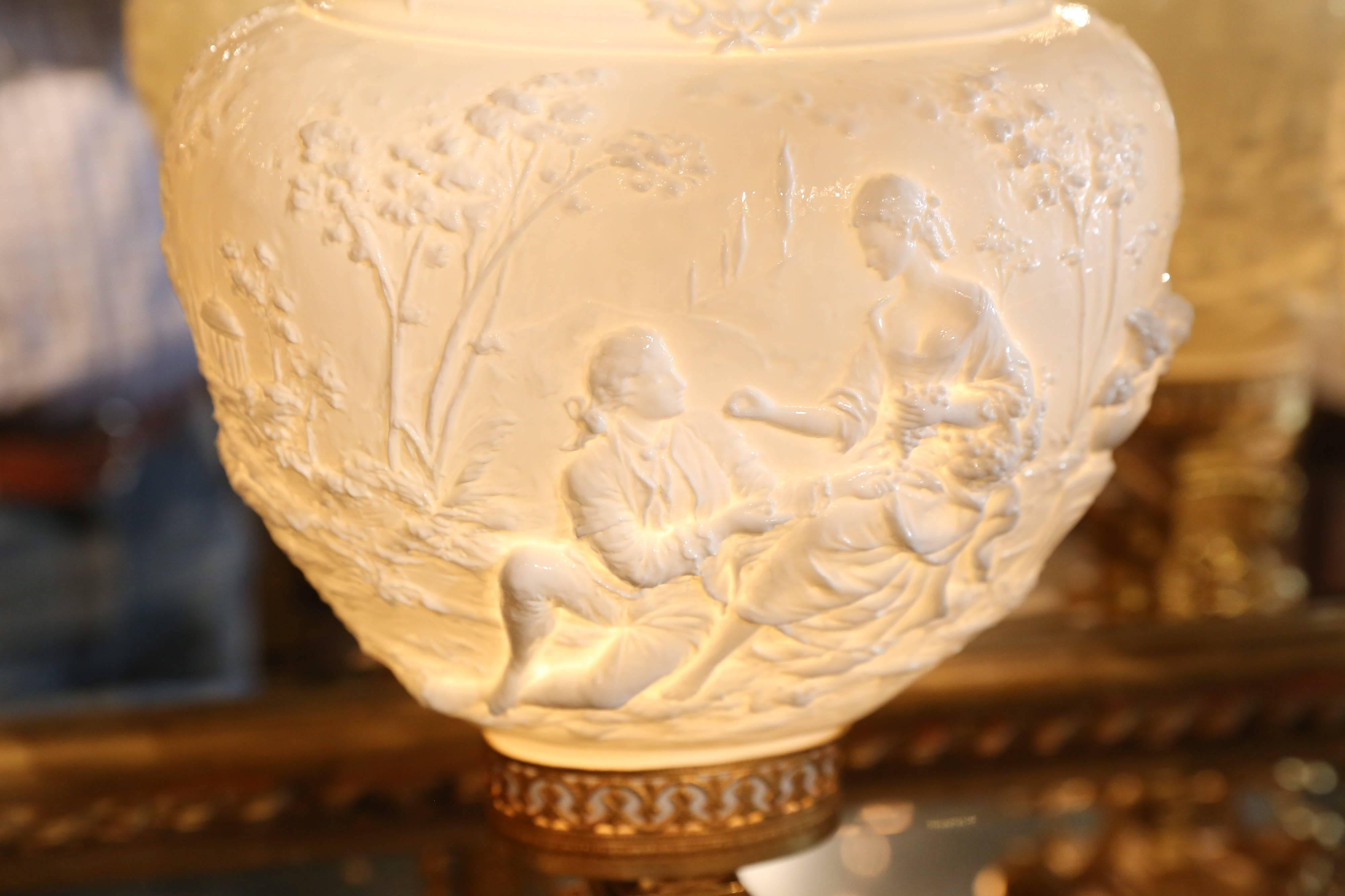 Pareja de lámparas italianas de bronce dorado y porcelana con guirnalda foliada de bronce dorado Italiano