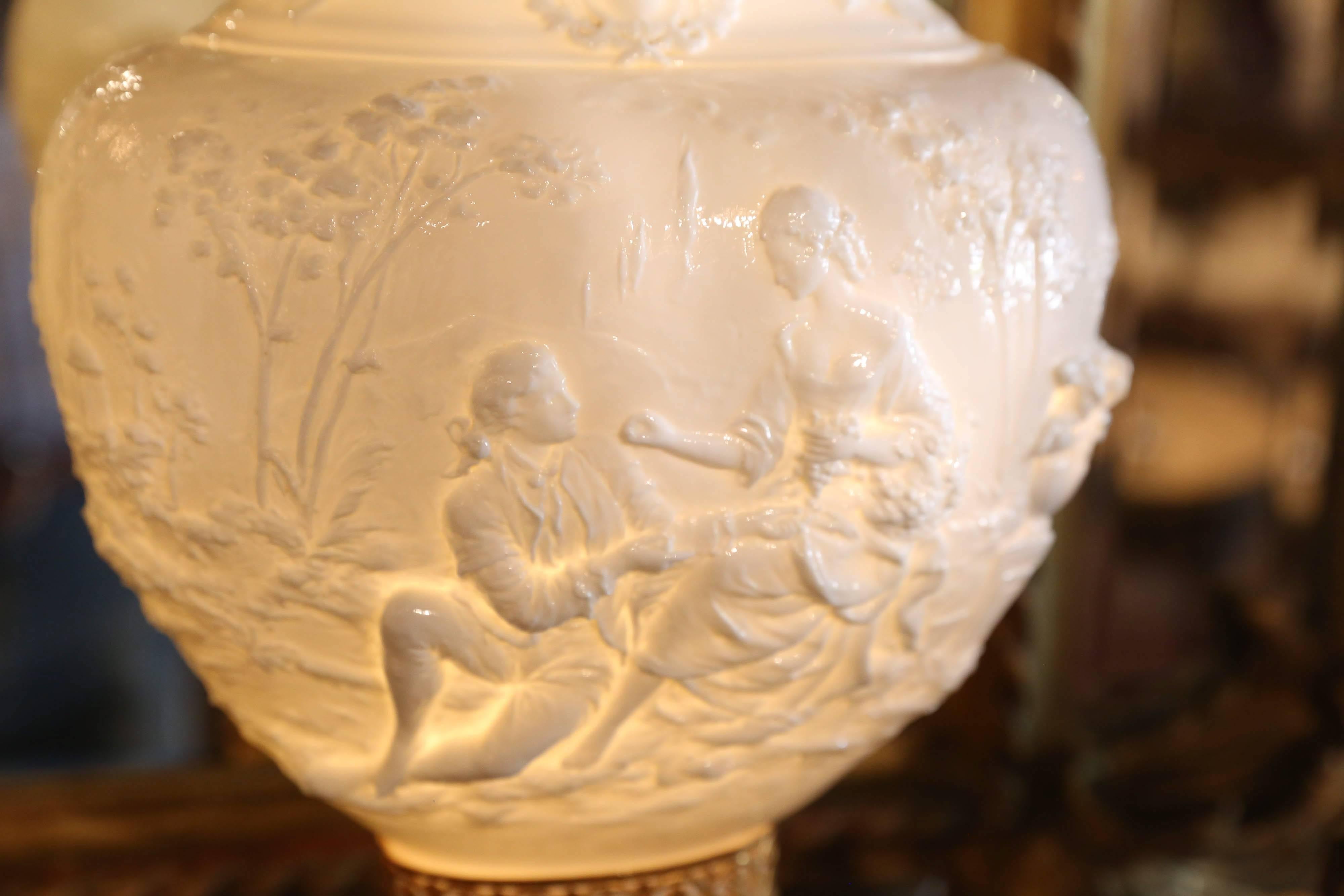 Pareja de lámparas italianas de bronce dorado y porcelana con guirnalda foliada de bronce dorado siglo XX