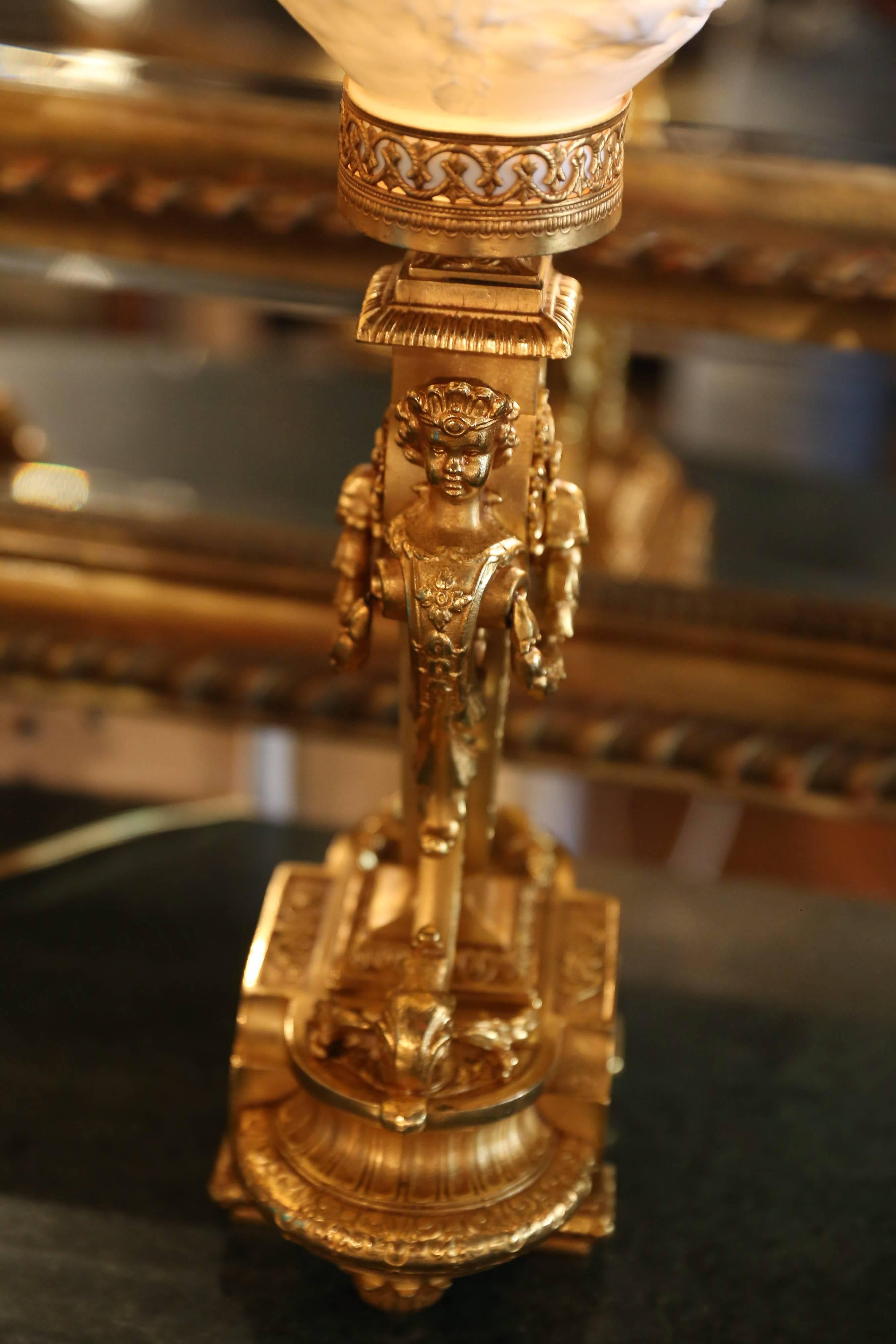 Pareja de lámparas italianas de bronce dorado y porcelana con guirnalda foliada de bronce dorado Bronce
