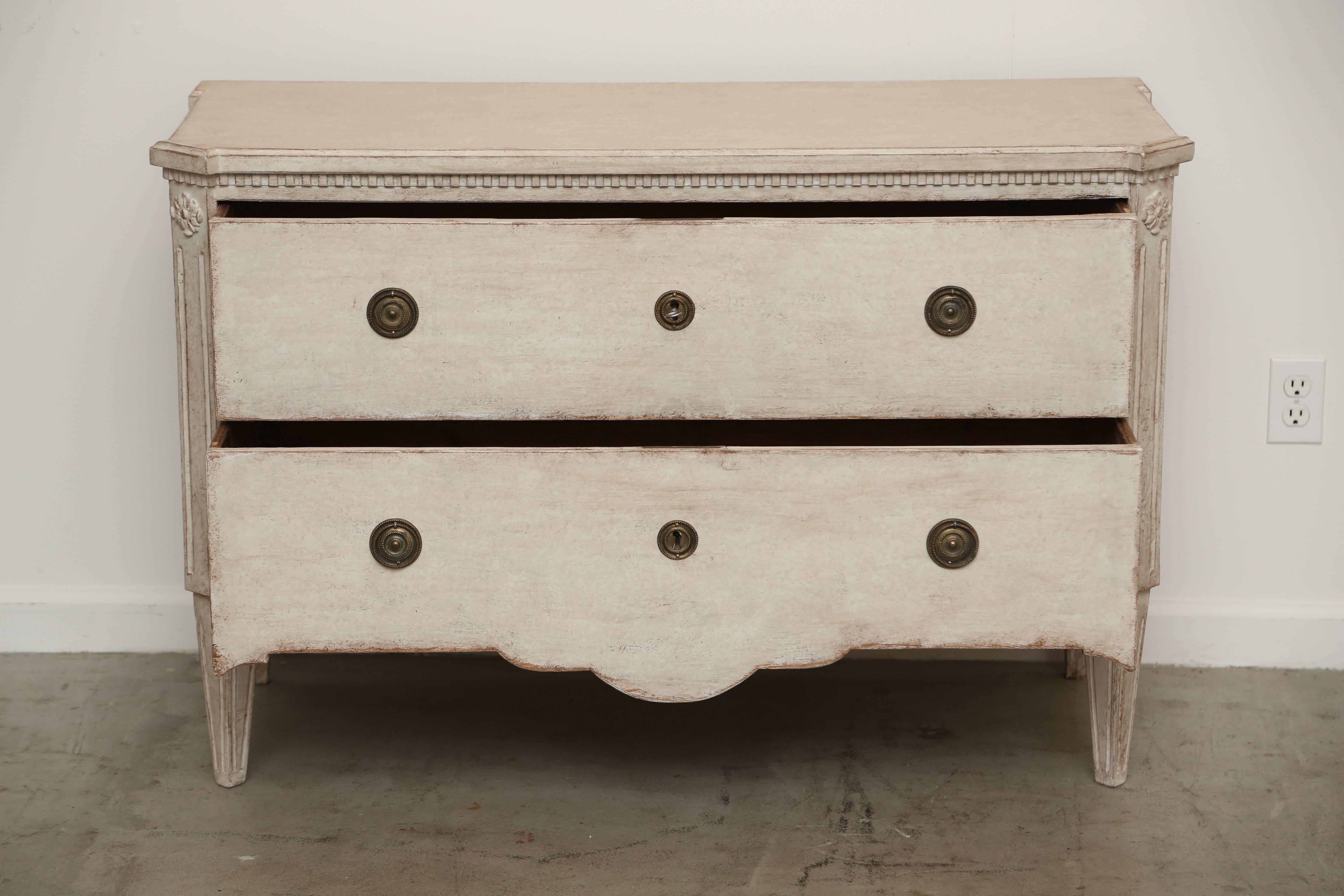 Antique Swedish Gustavian White Painted Chest, Early 19th Century In Good Condition In West Palm Beach, FL