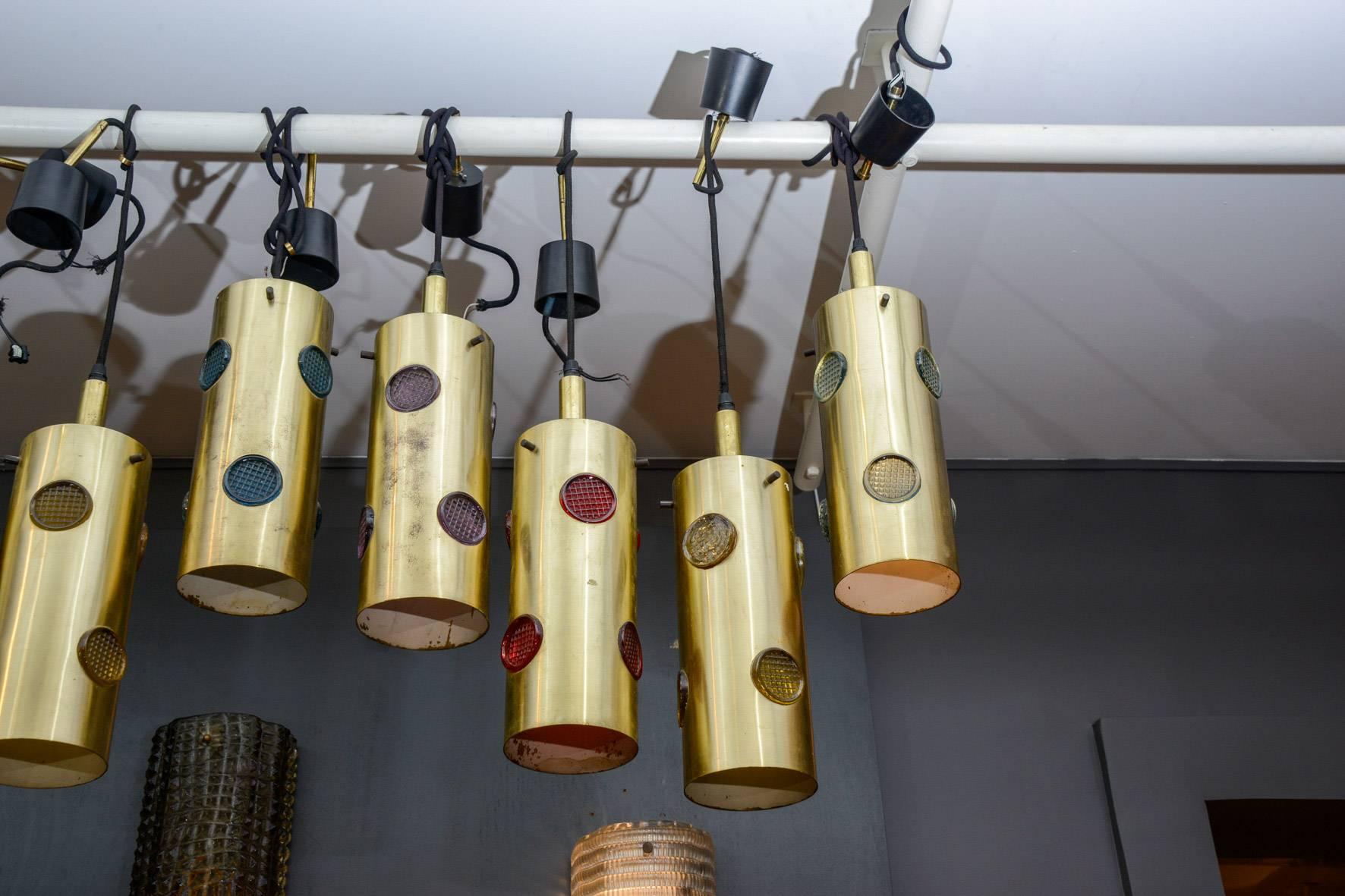 italien Petites lanternes à hauteur en laiton et verre coloré en vente