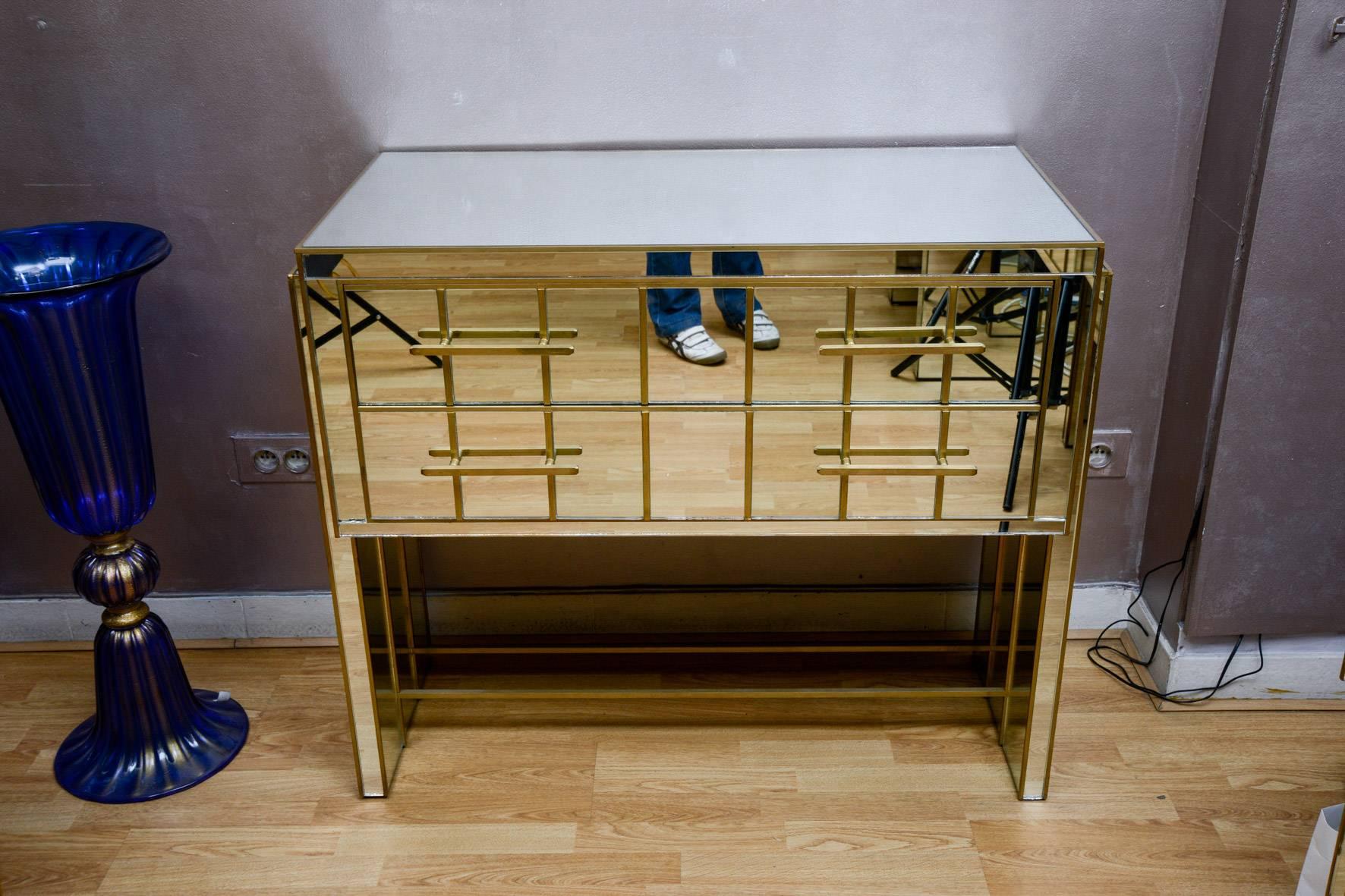 1 commode  all in Mirror and Brass with Two Drawers. In Good Condition In Saint ouen, FR