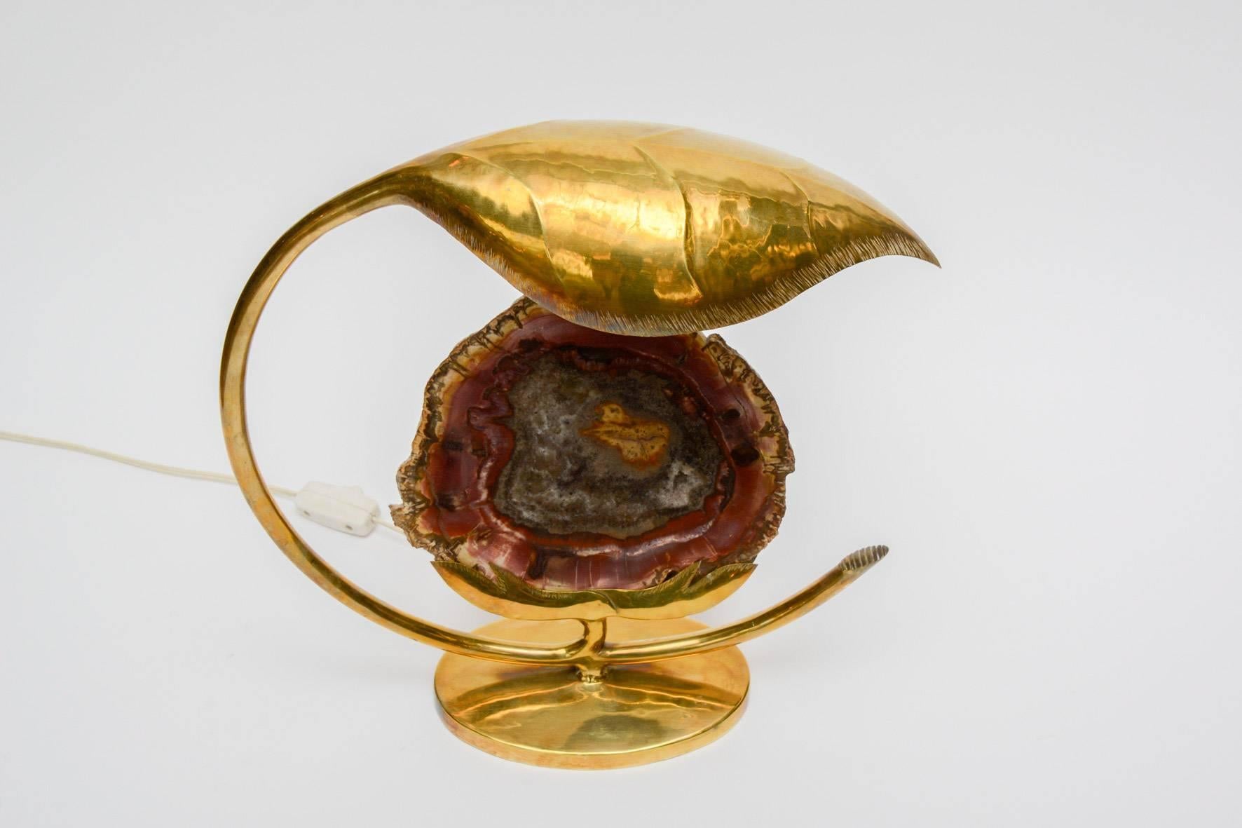 Mid-Century Modern Lampe de table sculpturale en feuilles de laiton et bois pétrifié par Henri Fernandez