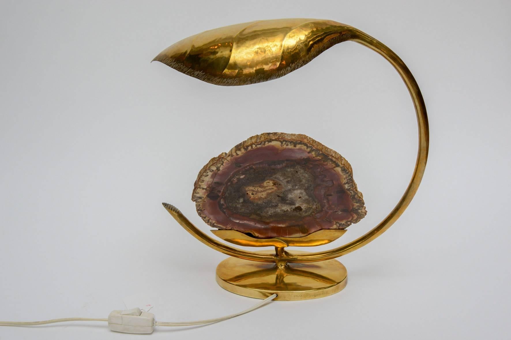 Fin du 20e siècle Lampe de table sculpturale en feuilles de laiton et bois pétrifié par Henri Fernandez