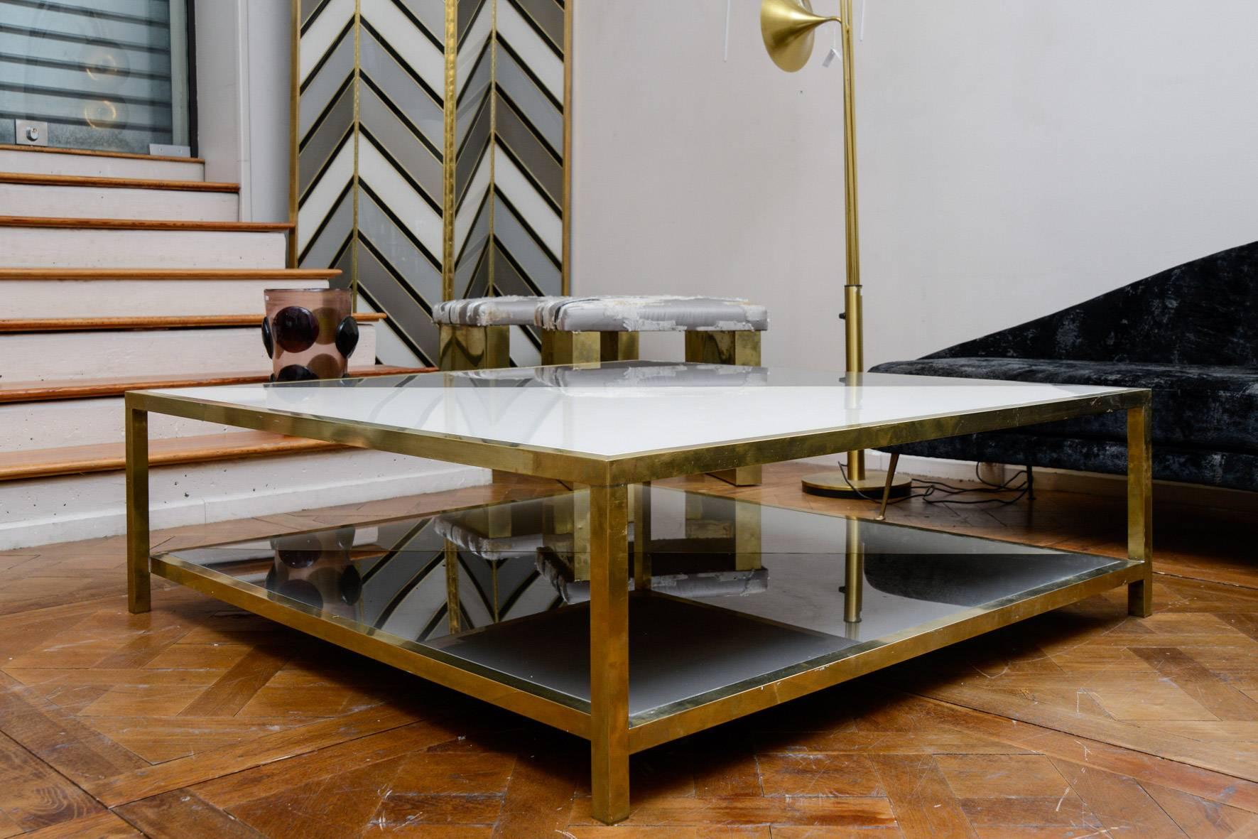 Table basse en laiton avec un double plateau en miroir bicolore.