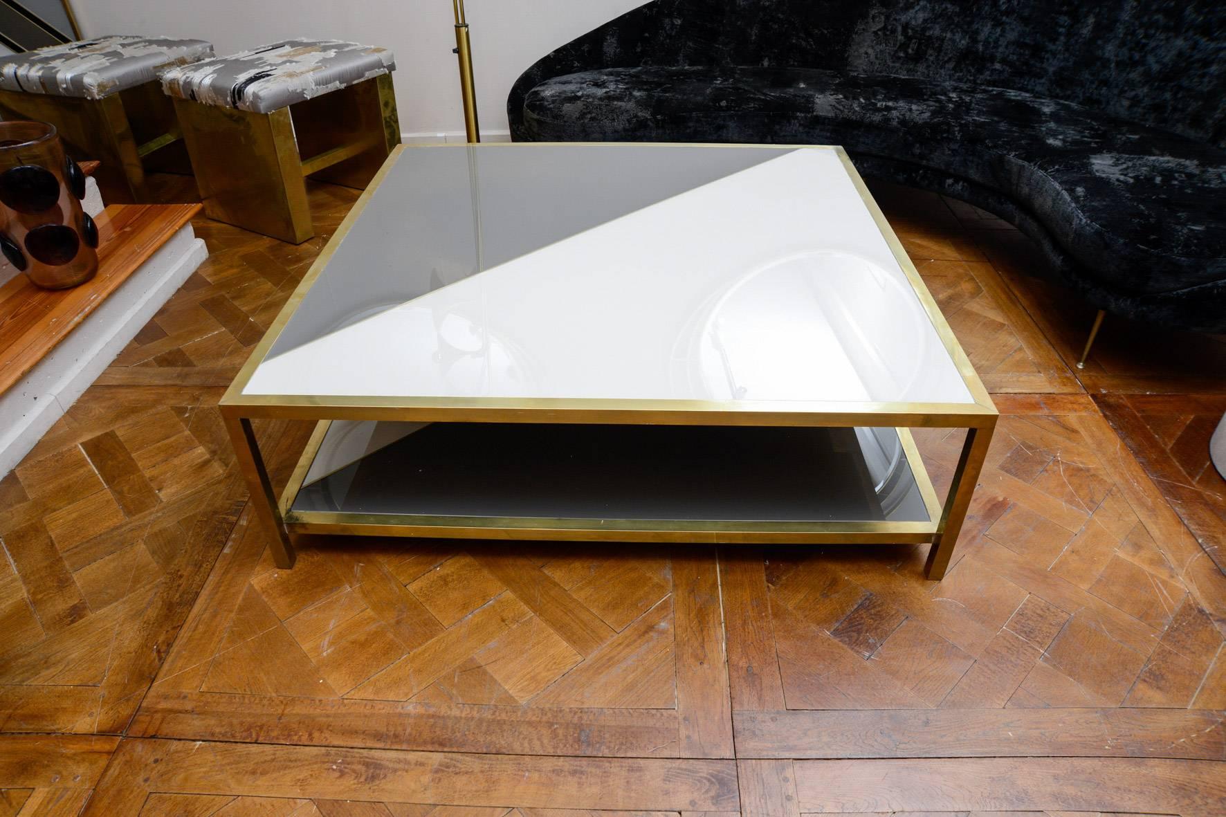 Moderne Table basse en miroir et laiton au prix abordable. en vente
