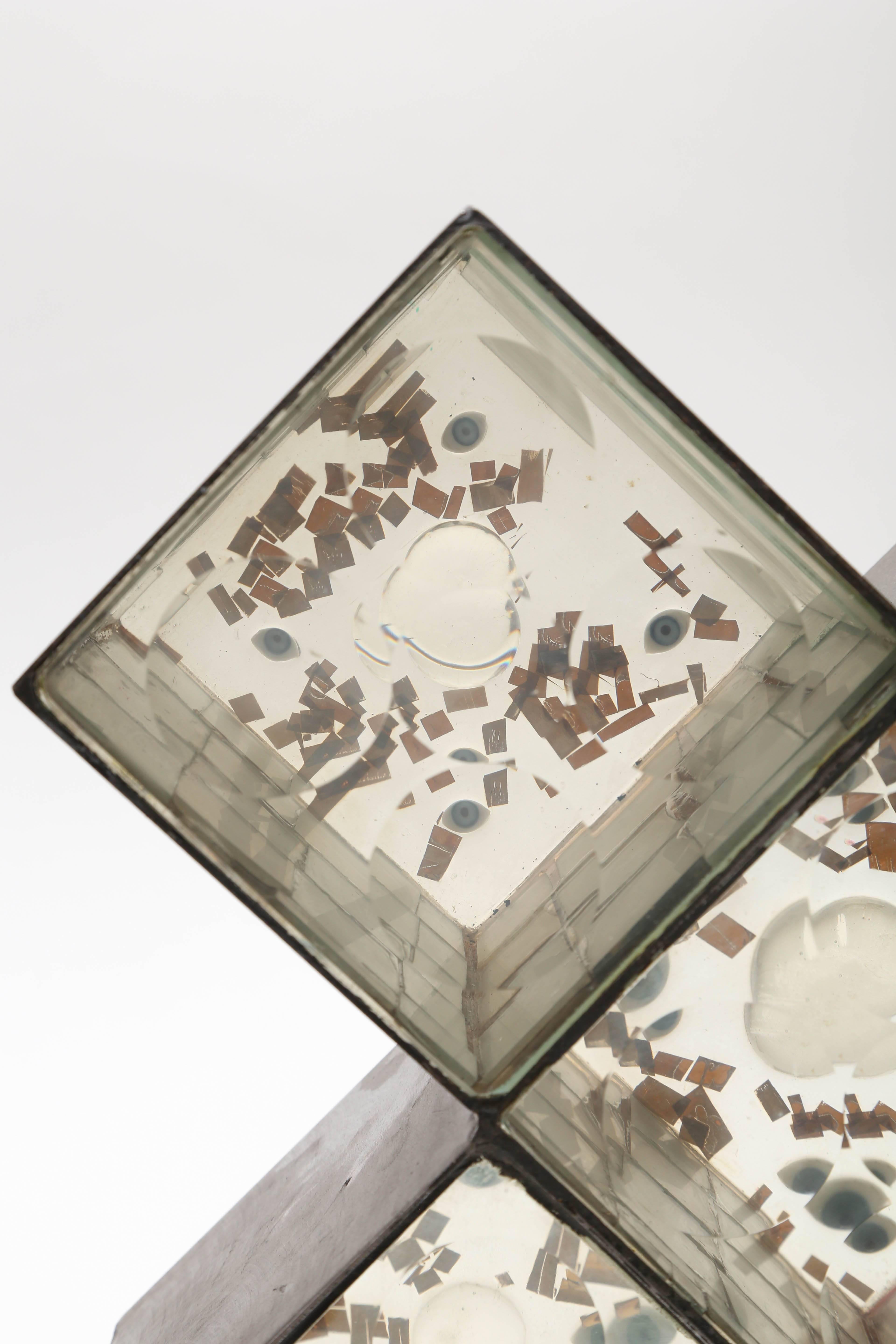 Ein frühes Exemplar dieser Serie, signiert vom Künstler im Jahr 1968.
Eine Ansammlung von Stahl, poliertem Glas, Kupferkonfetti, Spiegeln und Glaskugeln.
Feliciano Bejar fand seine Inspiration für Magiscopios in der Reflexion der Sonne in Pfützen.