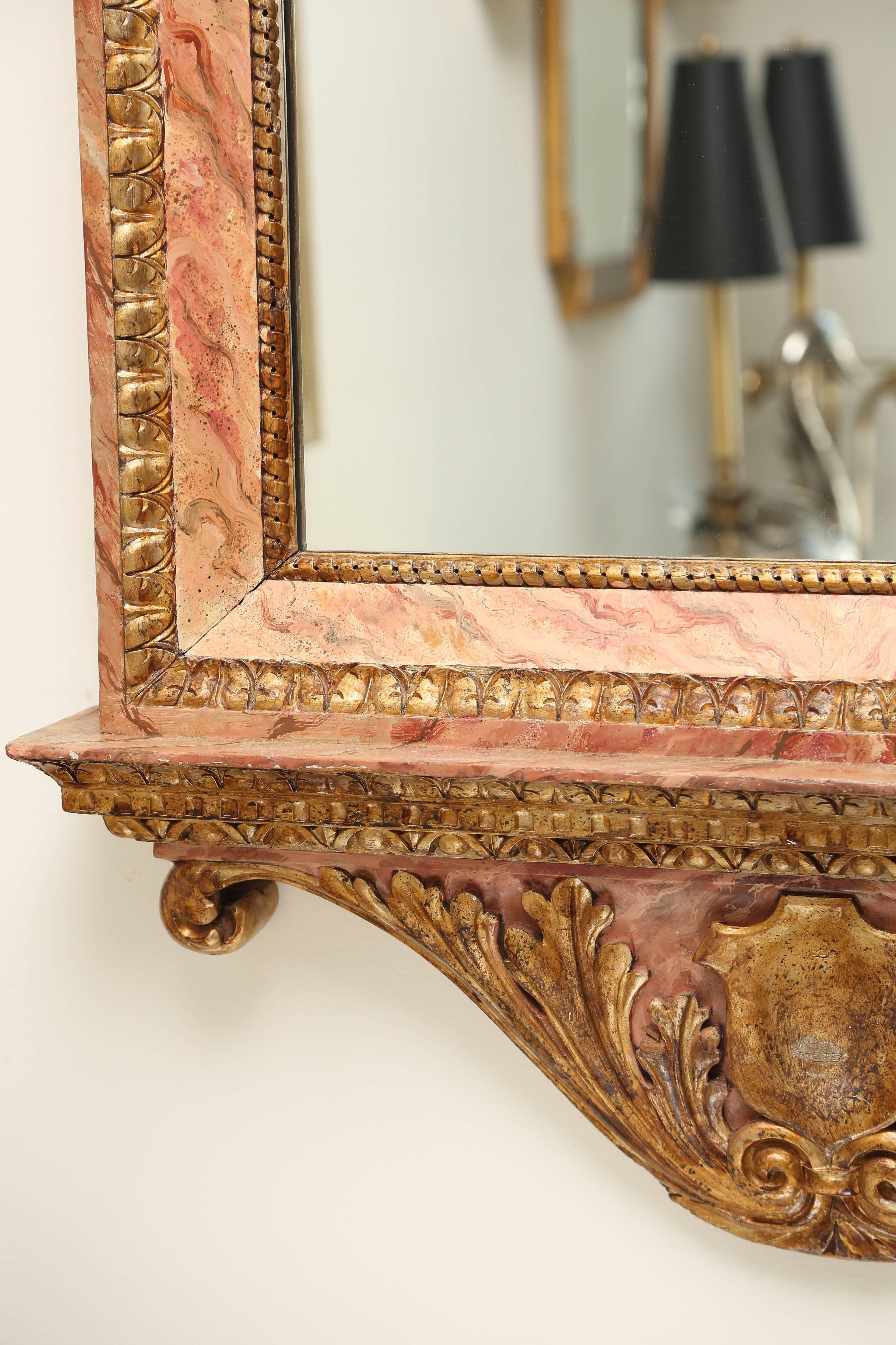 italien Miroir architectural ancien doré et peint à la fausse peinture en vente