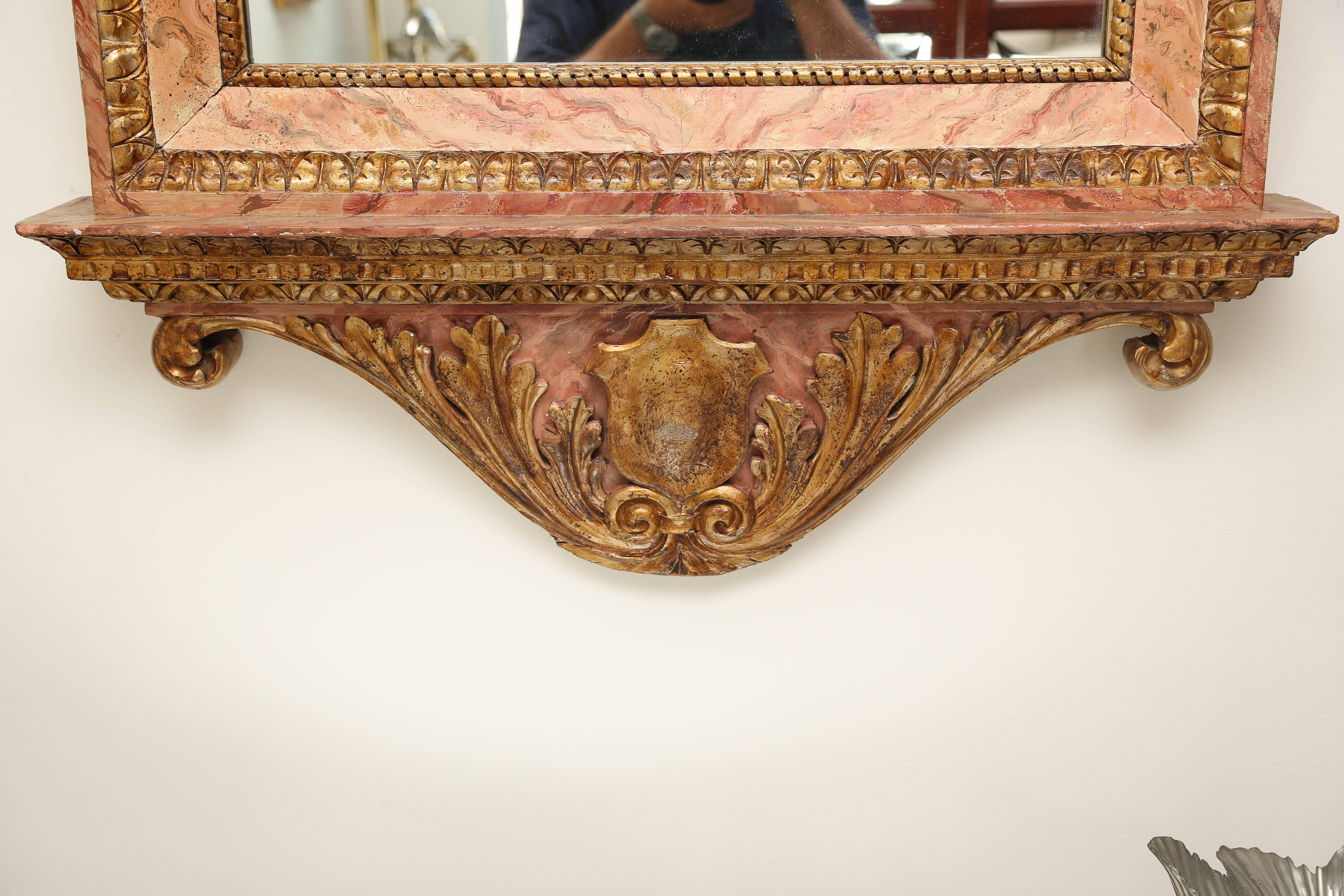 Miroir architectural ancien doré et peint à la fausse peinture Bon état - En vente à West Palm Beach, FL