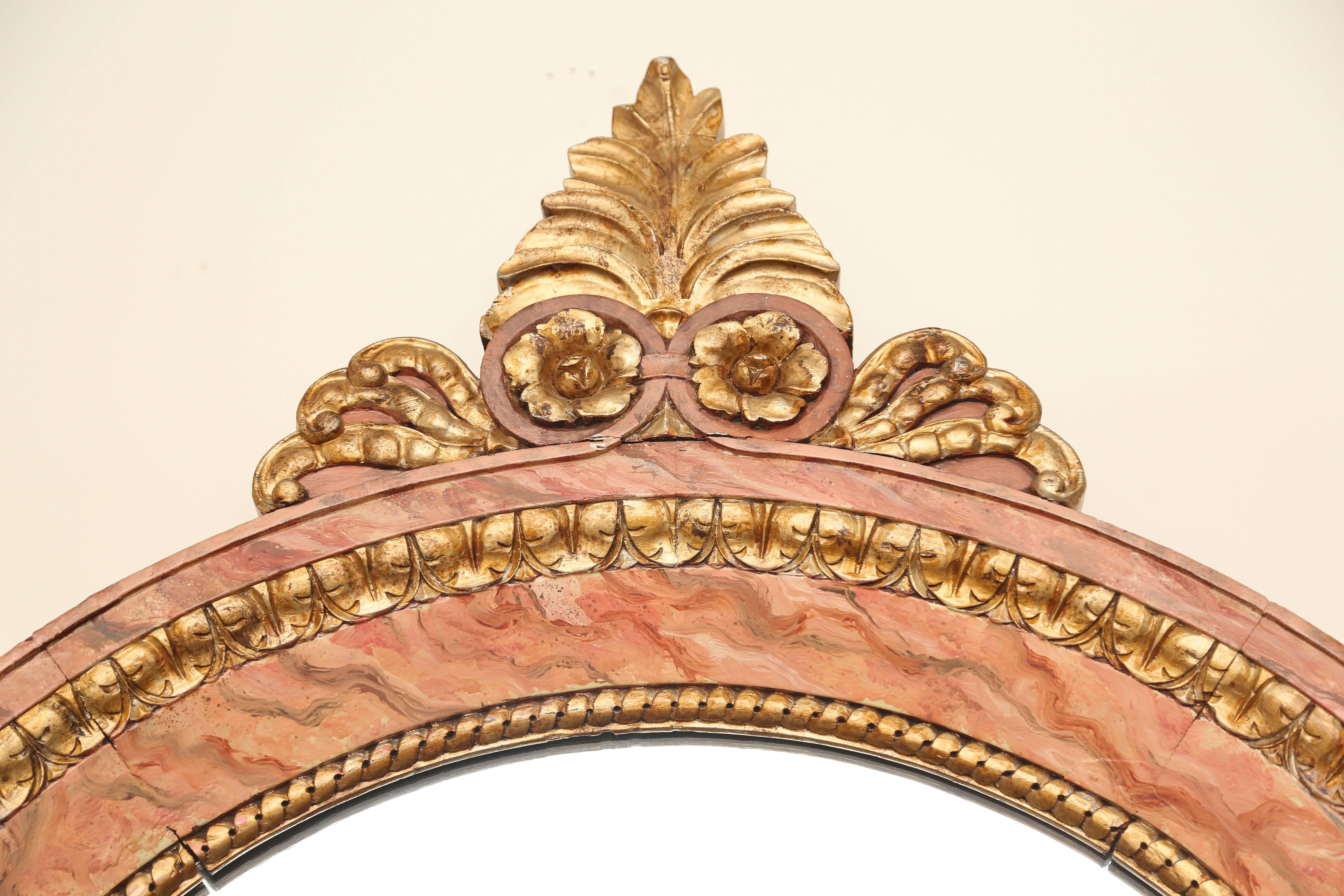 Bois Miroir architectural ancien doré et peint à la fausse peinture en vente