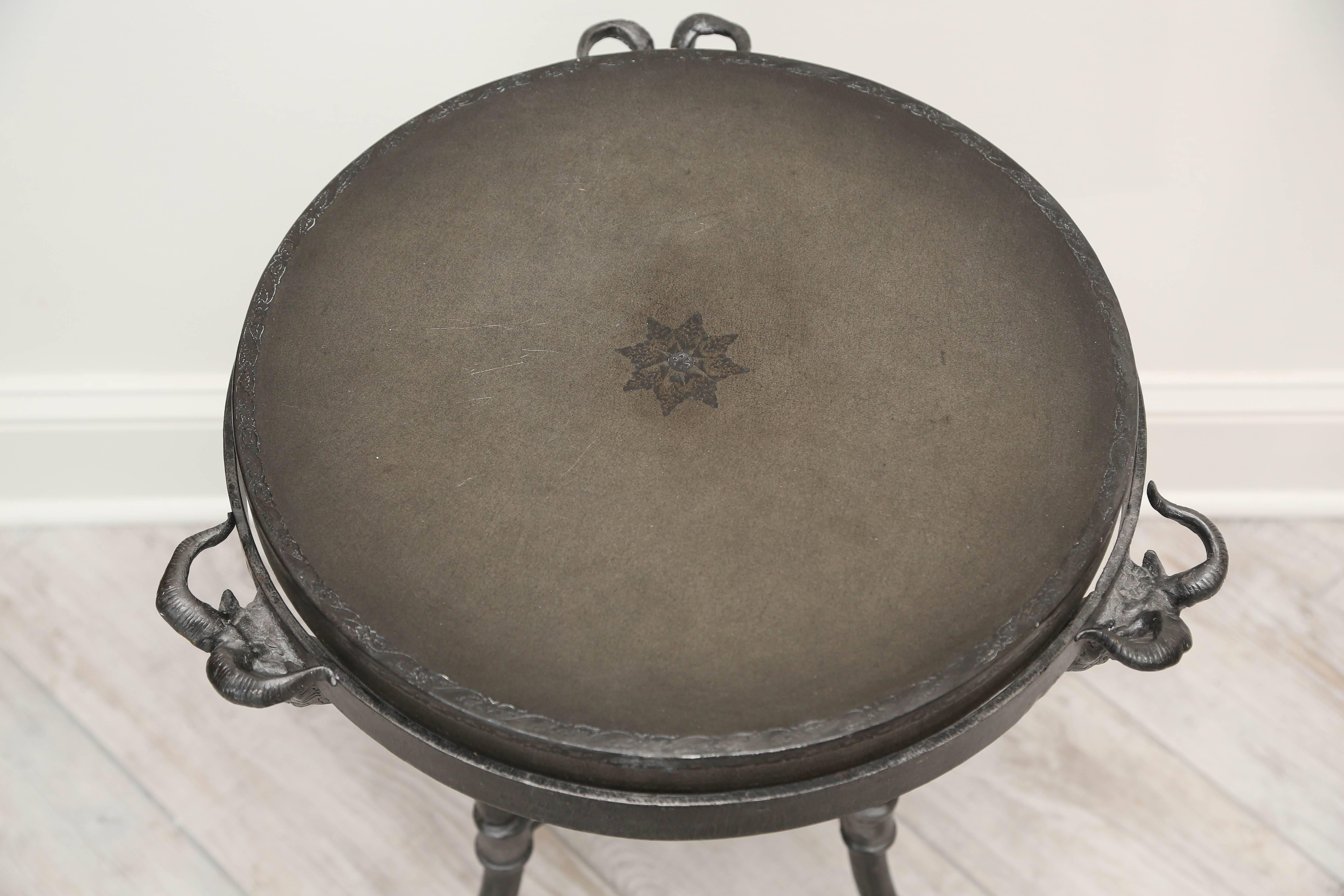 Eisen-Gueridon mit Widderkopf (Leder) im Angebot