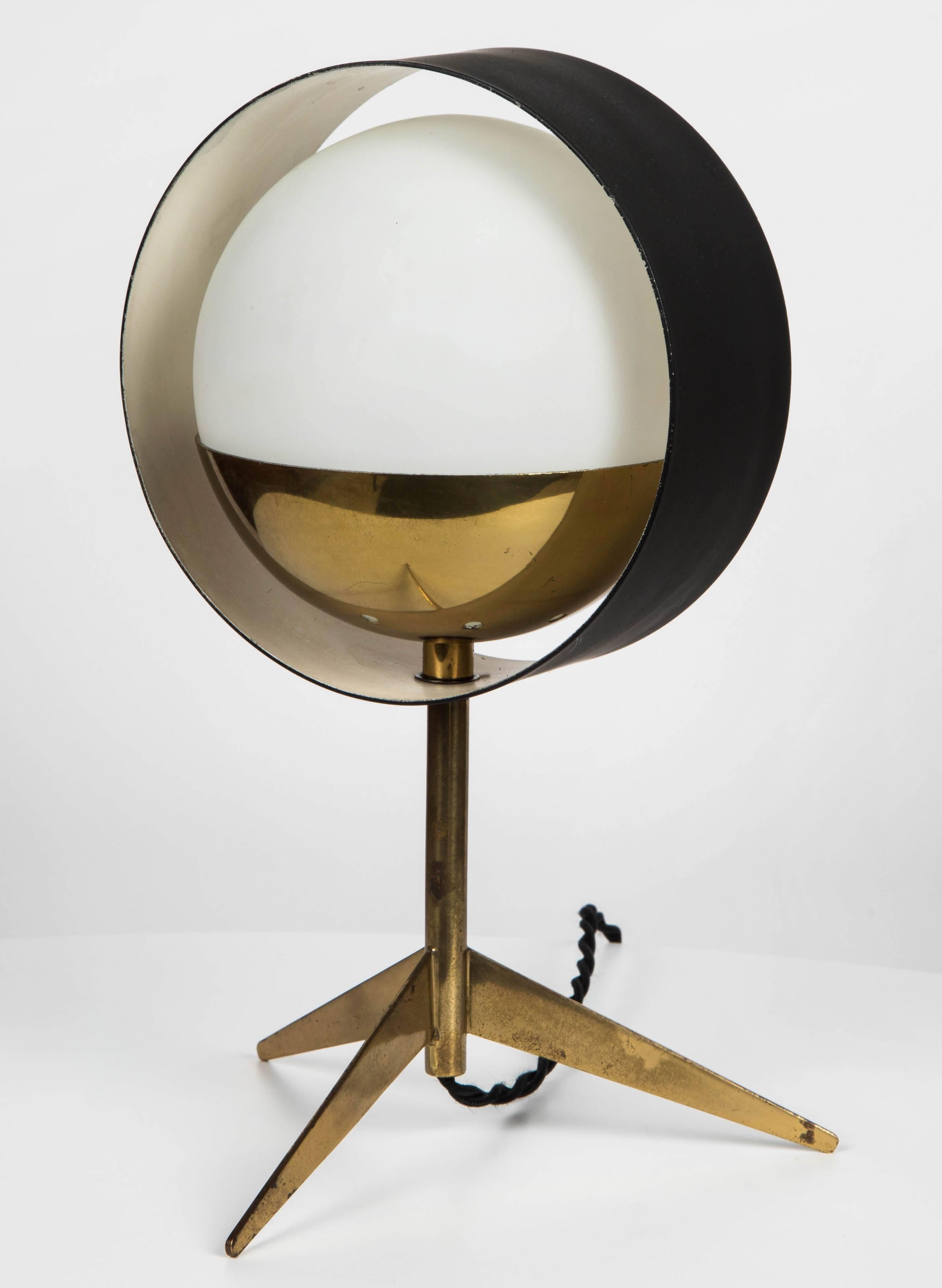 1950s Stilux Milano Brass and Glass Tripod 'Saturn' Table Lamp In Good Condition In Glendale, CA