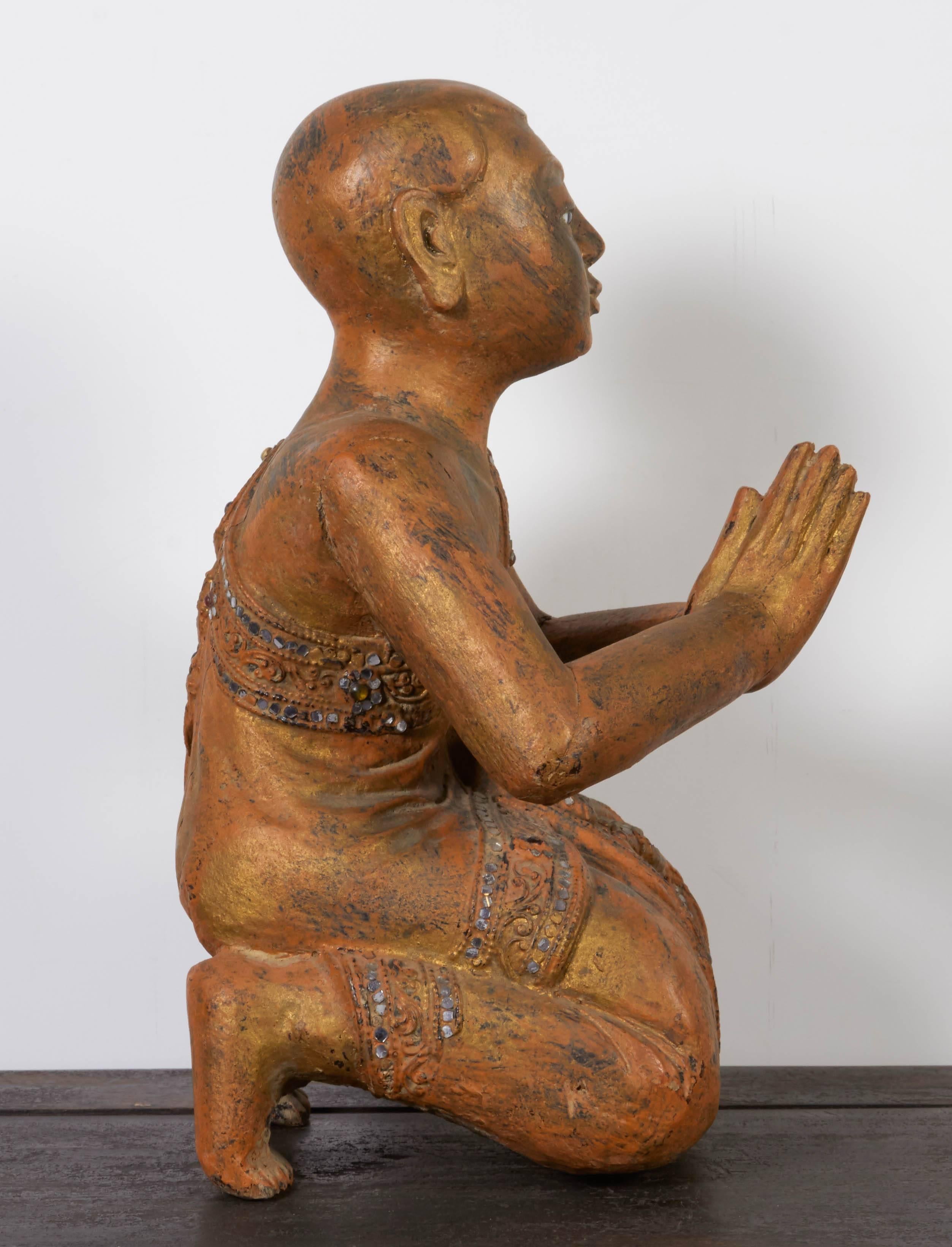 kneeling buddha statue