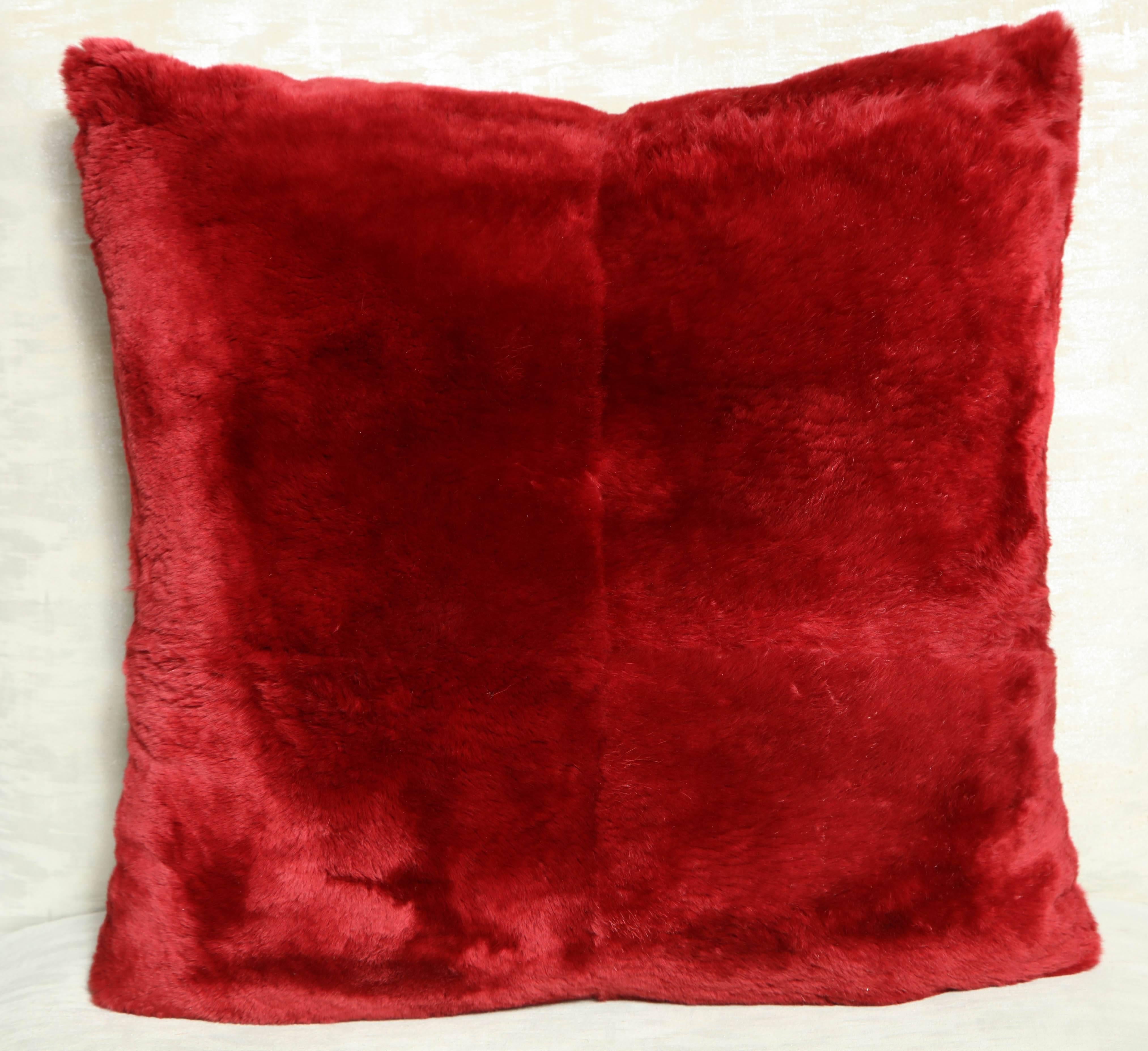 Moderno Cuscino personalizzato rosso in vero castoro tosato in vendita