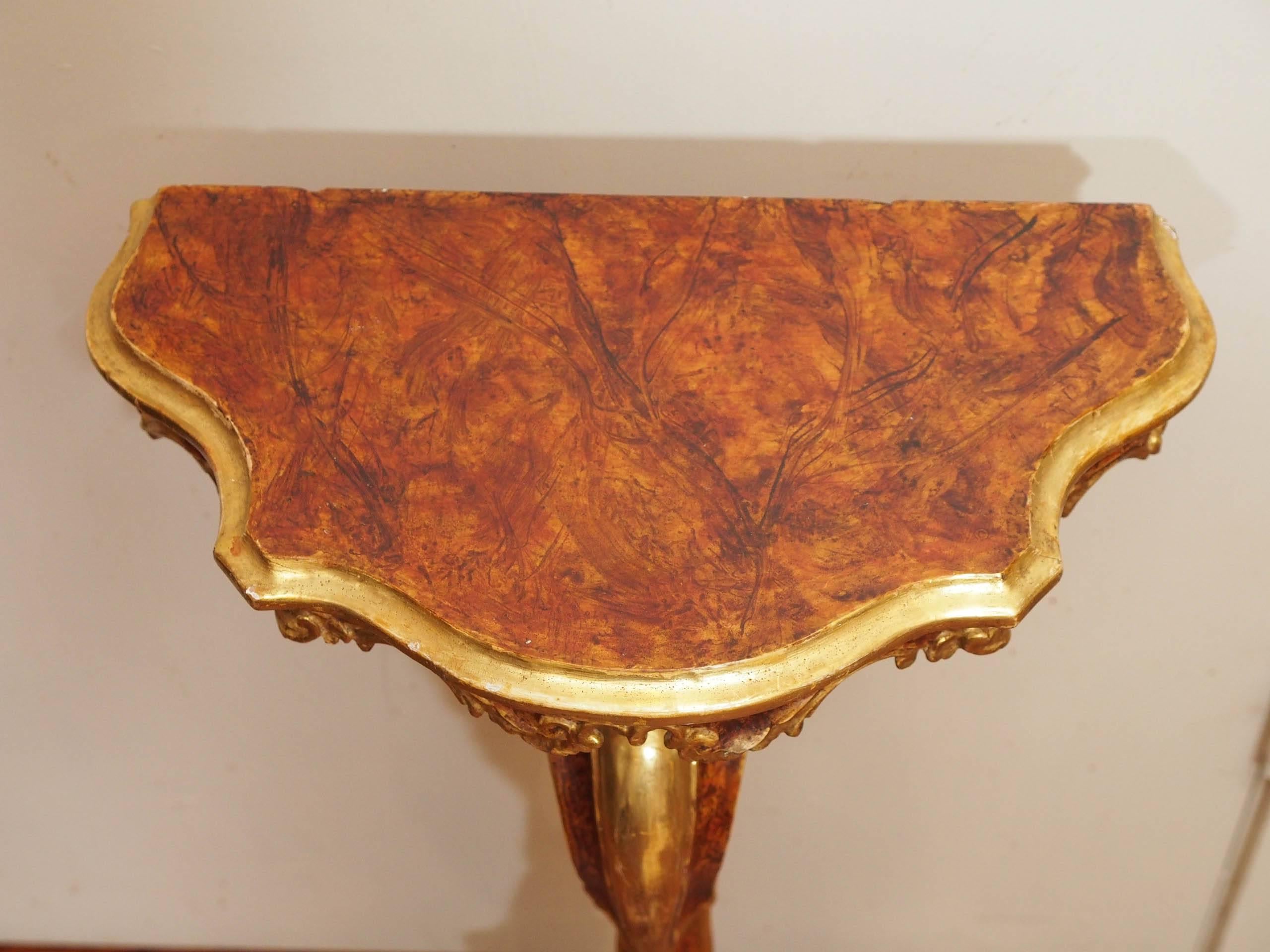 Pair of Louis XV Italian Sellette Painted and Parcel-Gilt In Good Condition In Natchez, MS