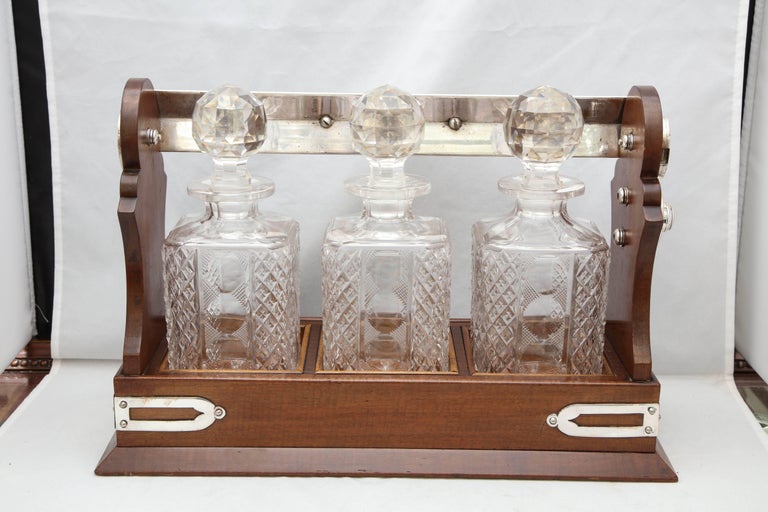 Edwardian Silver Plate-Mounted Wood Three-Bottle Tantalus In Good Condition For Sale In New York, NY