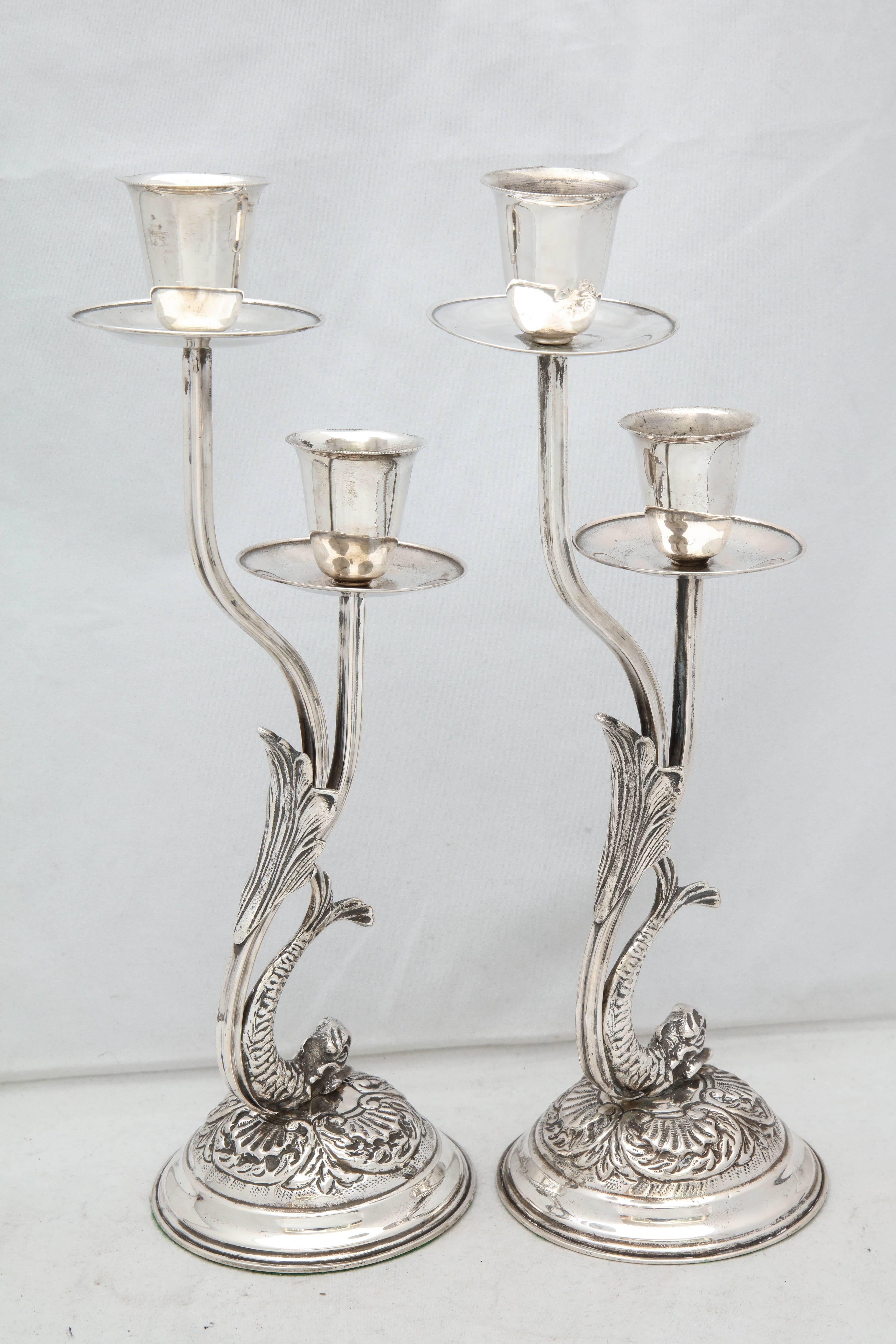  Paar kontinentale Silber-Kerzenständer in Delphinform im Jugendstil (Mitte des 20. Jahrhunderts)