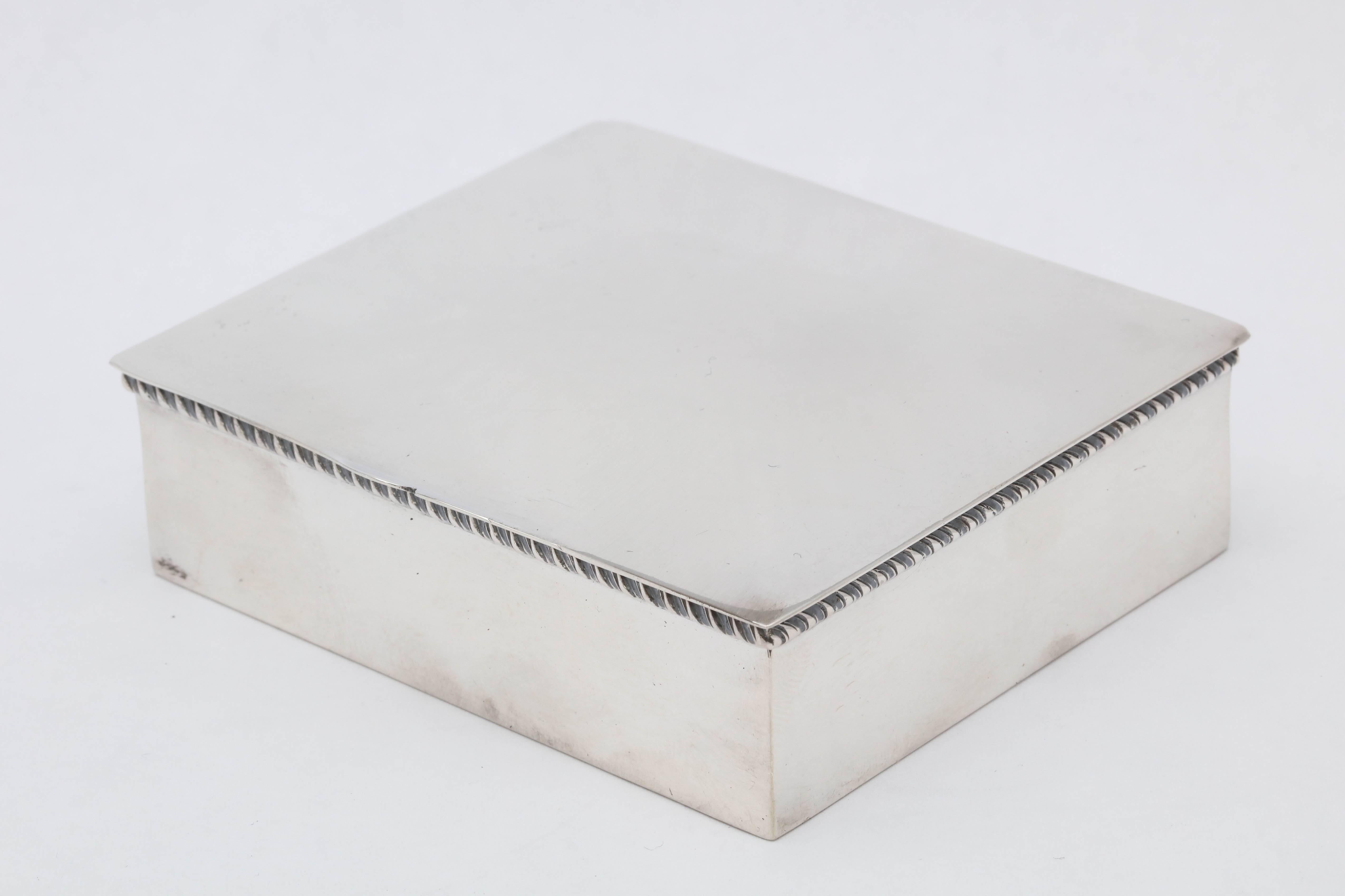 Art Deco, all sterling silver table box, R. Wallace & Son, Co., Wallingford, circa 1930s. Measurement is 3 3/4 inches wide x 3 1/4 inches deep x a little over 1 inch high. Weight is 5.425 troy ounces. Pretty rope border on the three upper sides of