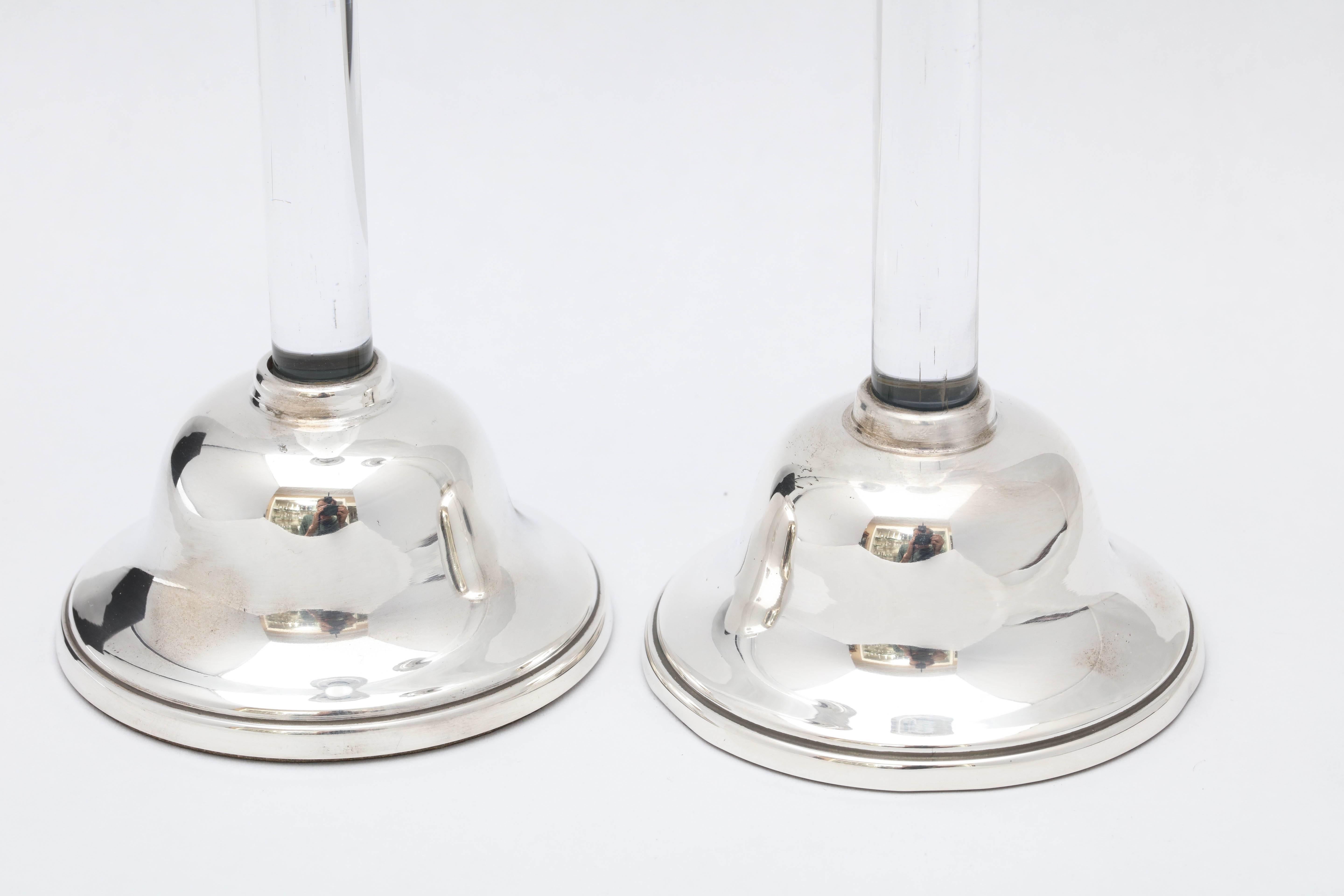 Pair of Mid-Century Modern Sterling Silver-Mounted Crystal Candlesticks (Moderne der Mitte des Jahrhunderts)