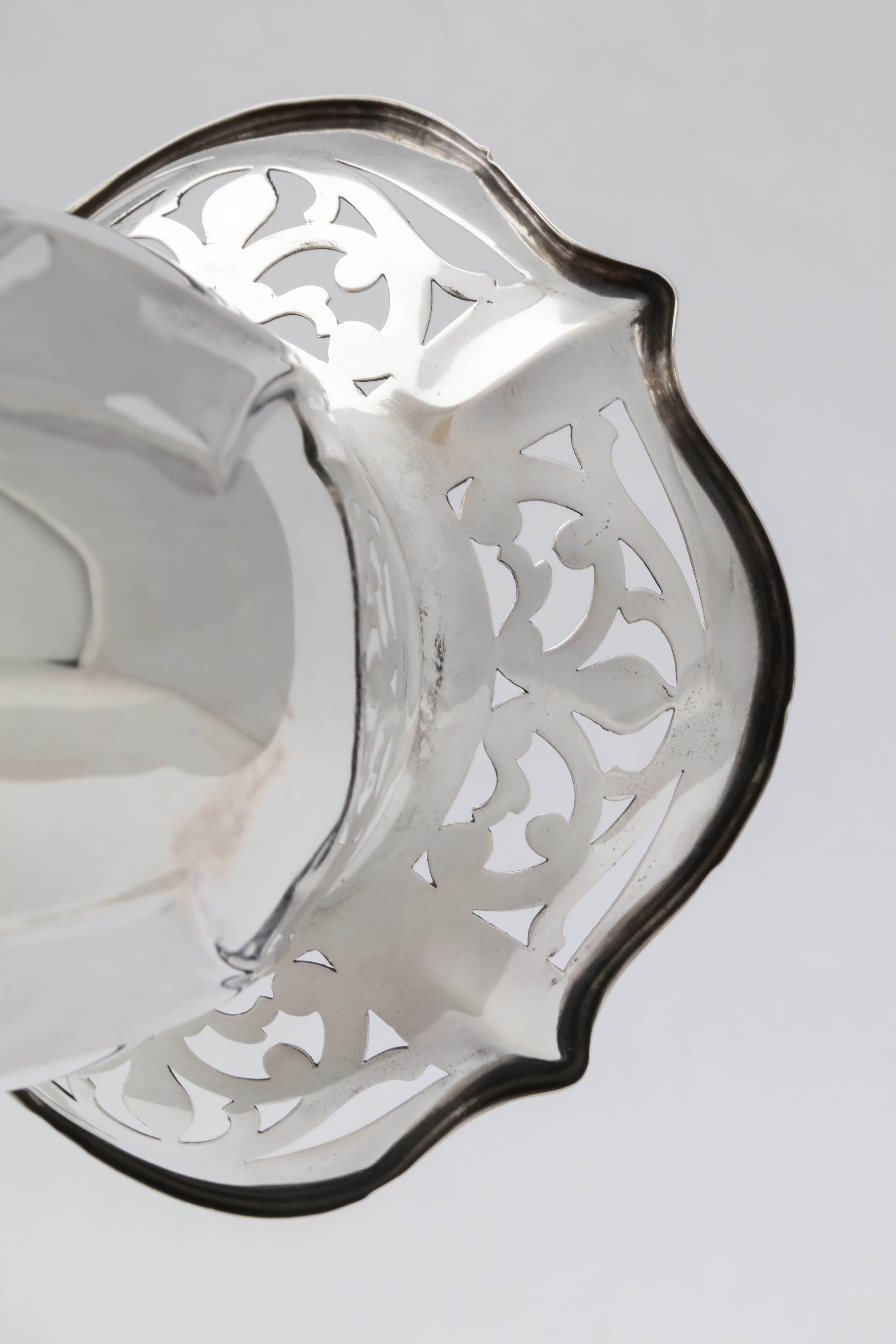 Vase aus Sterlingsilber aus der Art-déco-Periode (Frühes 20. Jahrhundert)