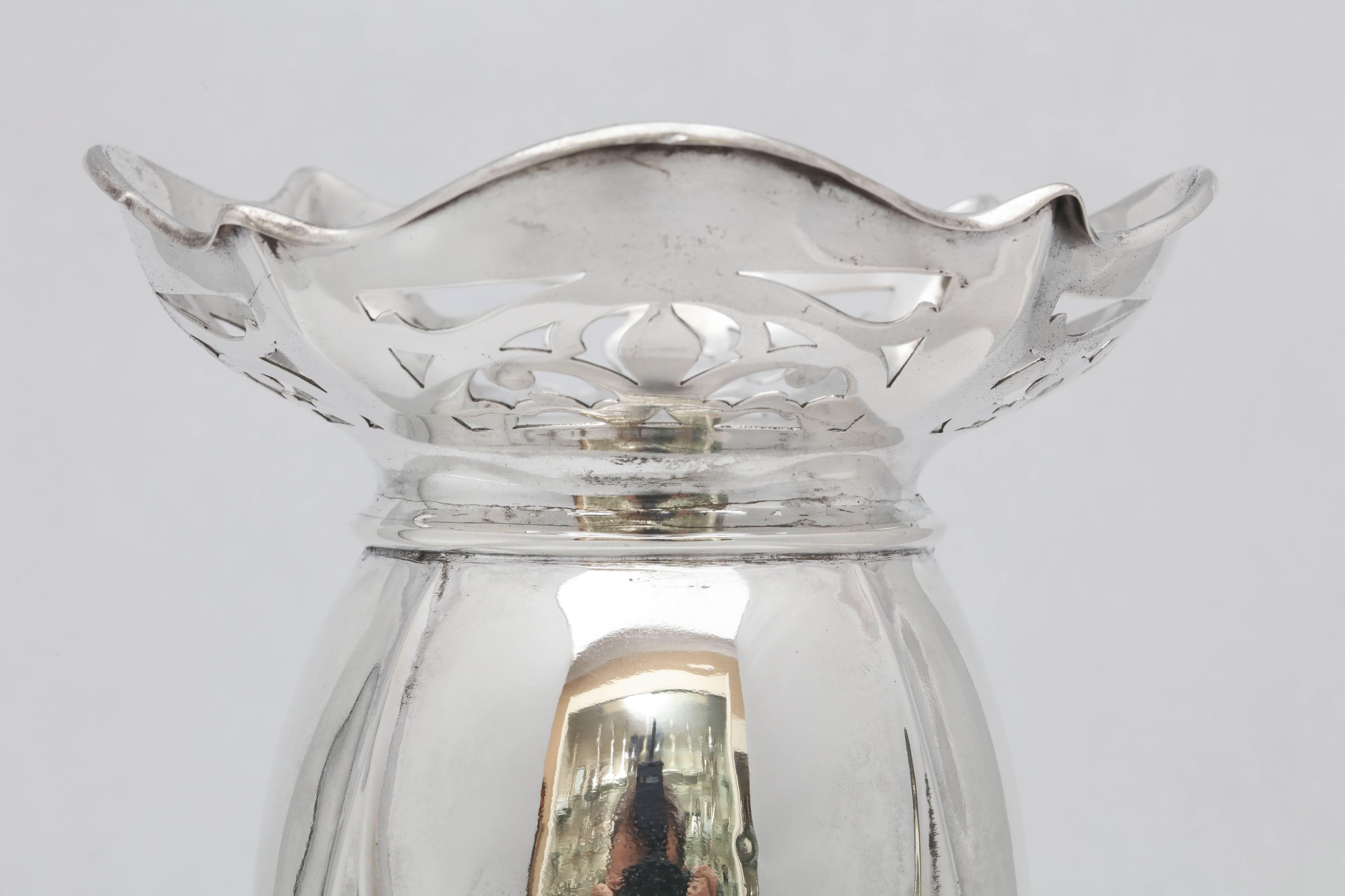 Vase aus Sterlingsilber aus der Art-déco-Periode 1