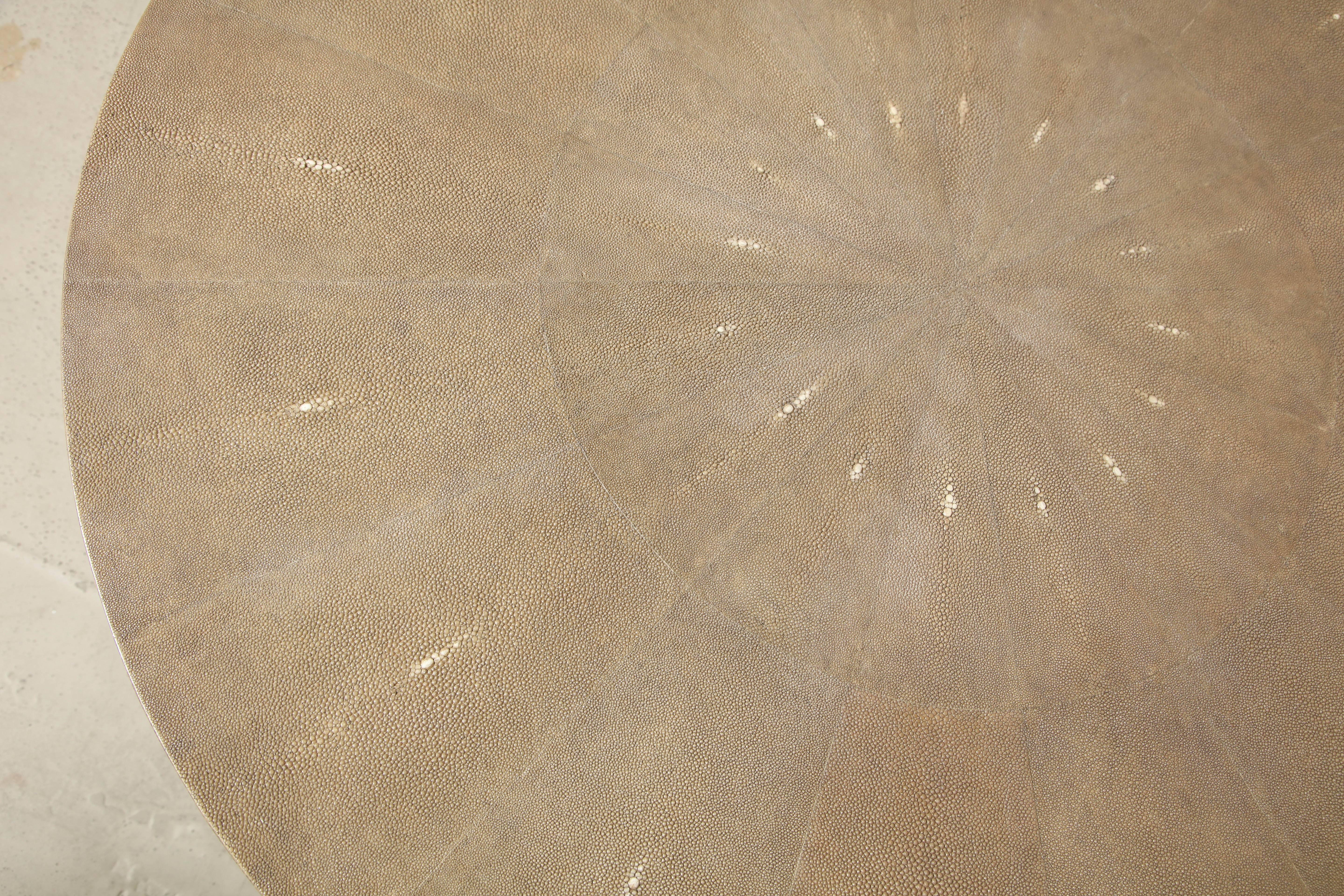 Esszimmertisch, Shagreen mit Bronzegestell, Khakifarbenes Shagreen (Philippinisch)