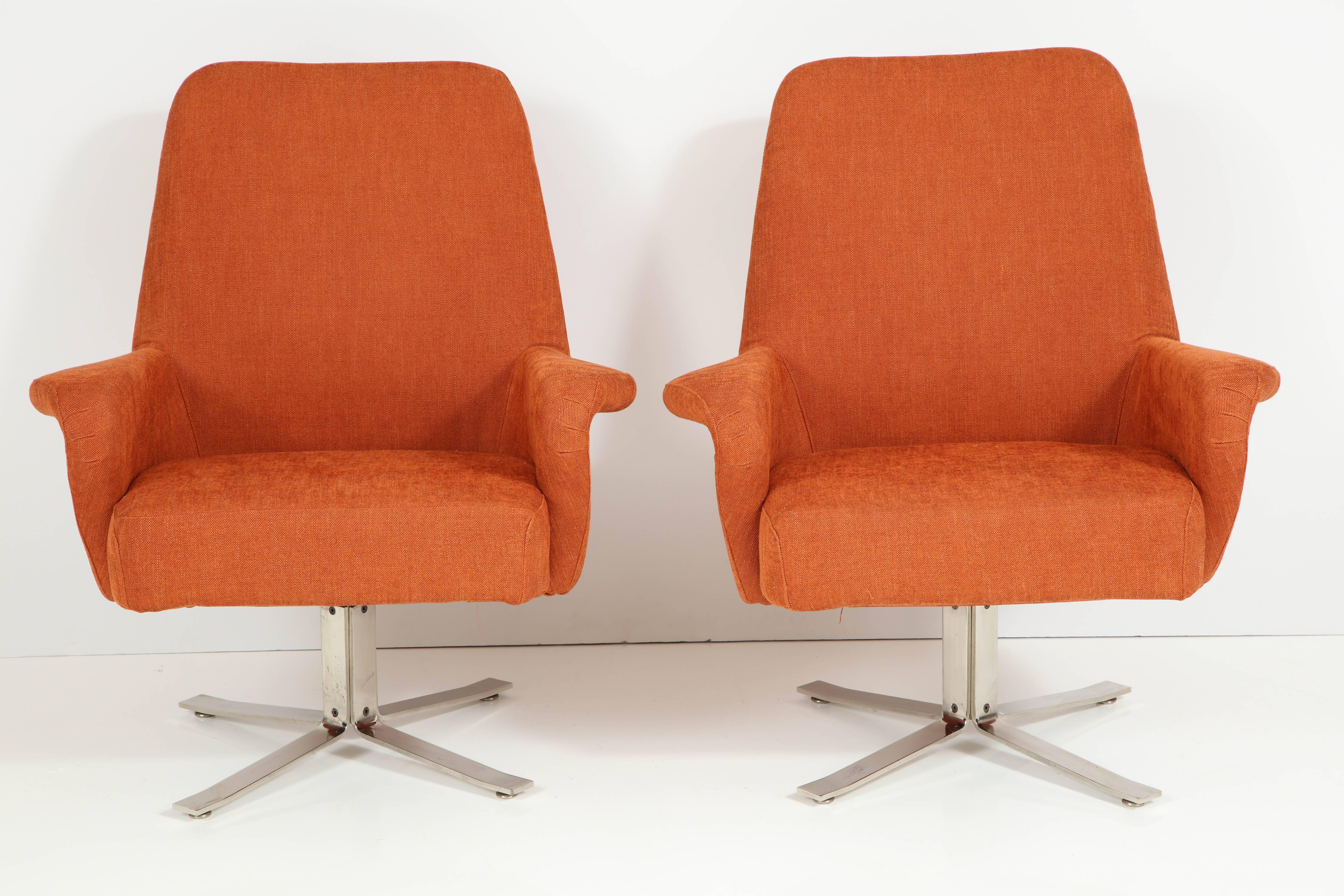 Pair of swivel chairs by Giani Moscatelli for Forma Nova Italy, polished nickel bases, upholstered in cotton fabric. A very comfortable chair.